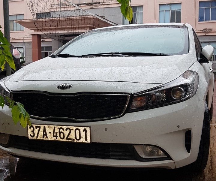 Chiếc xe ô tô con được đối tượng dùng để vận chuyển pháo trái phép. Ảnh: Thảo Nguyên