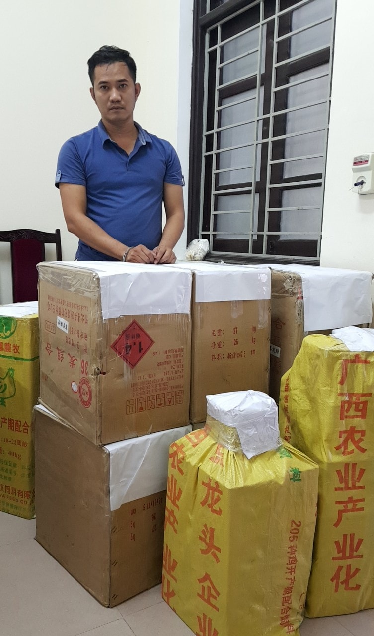 Đối tượng Trần Quốc Hữu và số pháo trái phép đã được niêm phong. Ảnh: Thảo Nguyên
