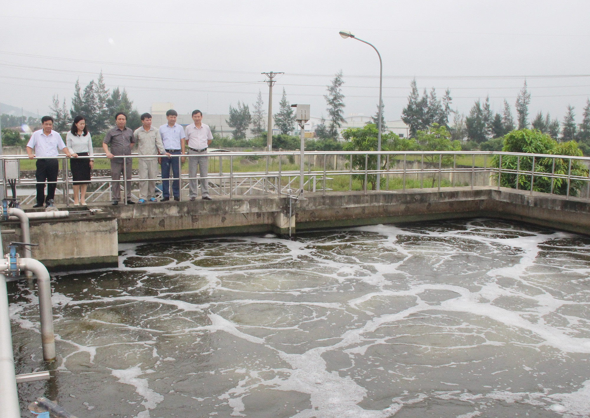 Đoàn giám sát việc vận hành hệ thống xử lý nước thải được xây dựng tại khu B. Ảnh: Minh Chi