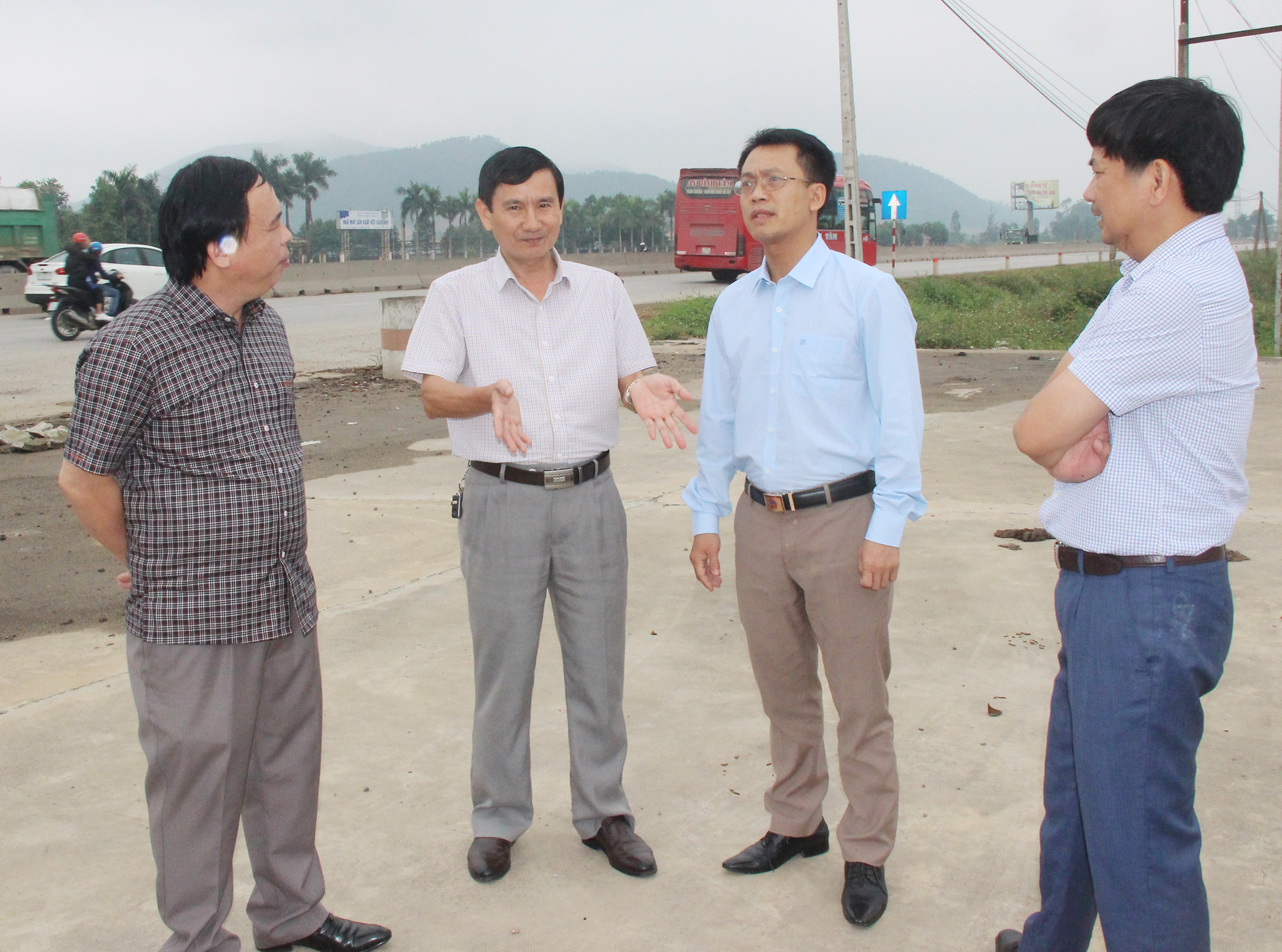 Đoàn công tác giám sát trực tiếp tại KCN Nam Cấm. Ảnh: Minh Chi