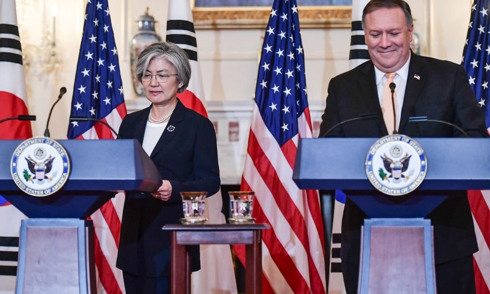 Ngoại trưởng Hàn Quốc Kang Kyung-wha và người đồng cấp Mỹ Mike Pompeo. Ảnh: Getty