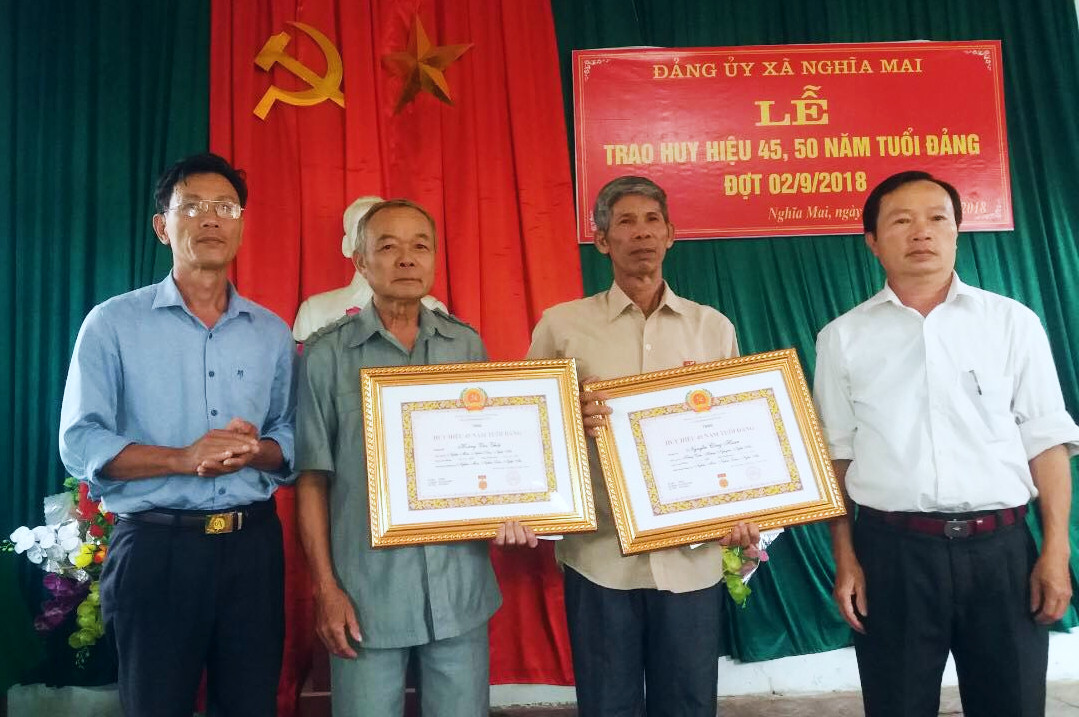Các đảng viên được trao tặng Huy hiệu 45 năm tuổi Đảng. Ảnh: Minh Thái 