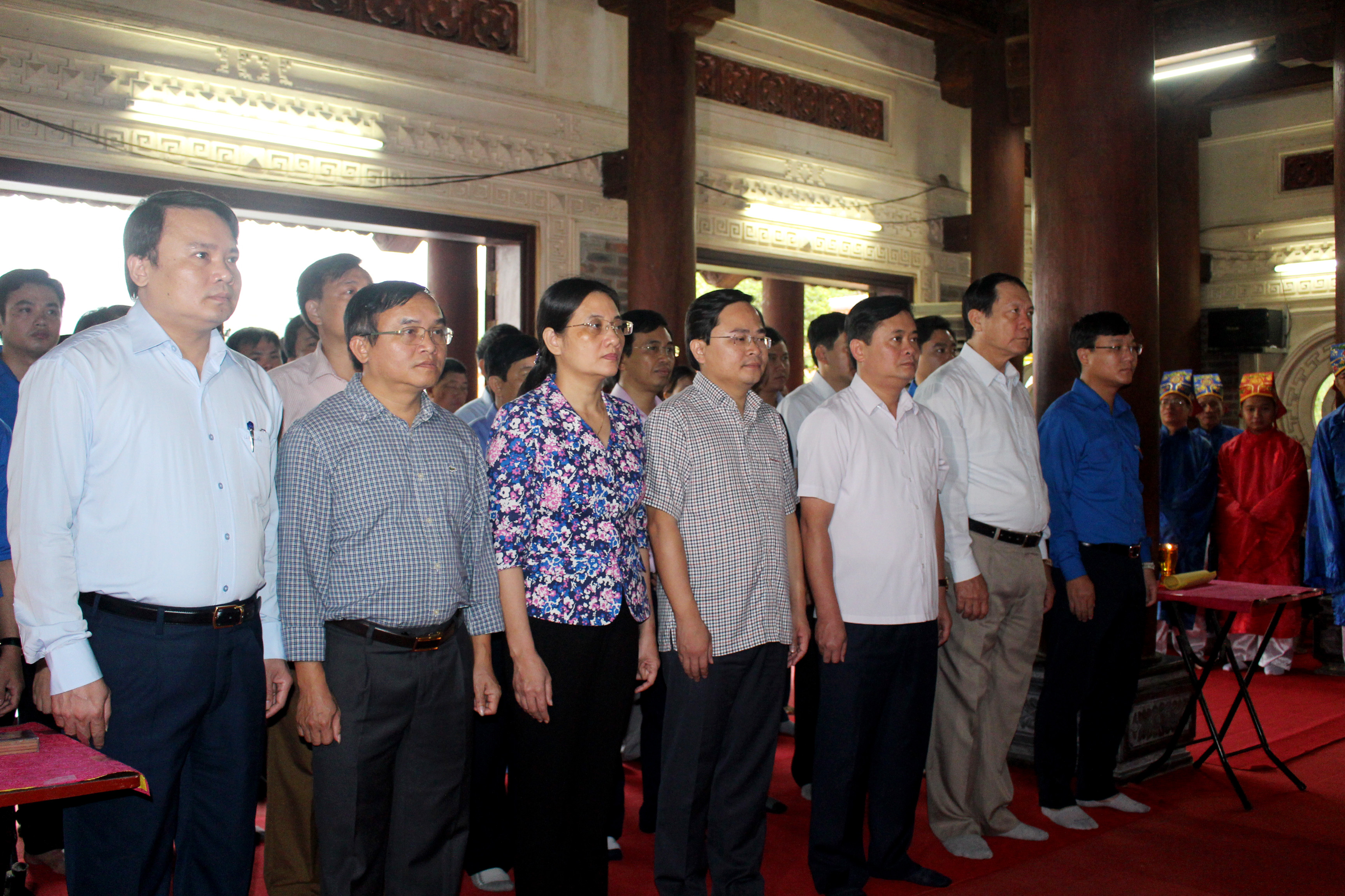 Đoàn đại biểu kính cẩn làm lễ tưởng niệm tại Nhà tưởng niệm các anh hùng liệt sỹ TNXP Truông Bồn. Ảnh: Phước Anh
