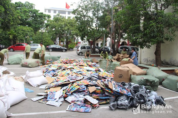 Lực lượng chức năng tỉnh Nghệ An tiêu hủy hàng giả hàng nhái. Ảnh tư liệu