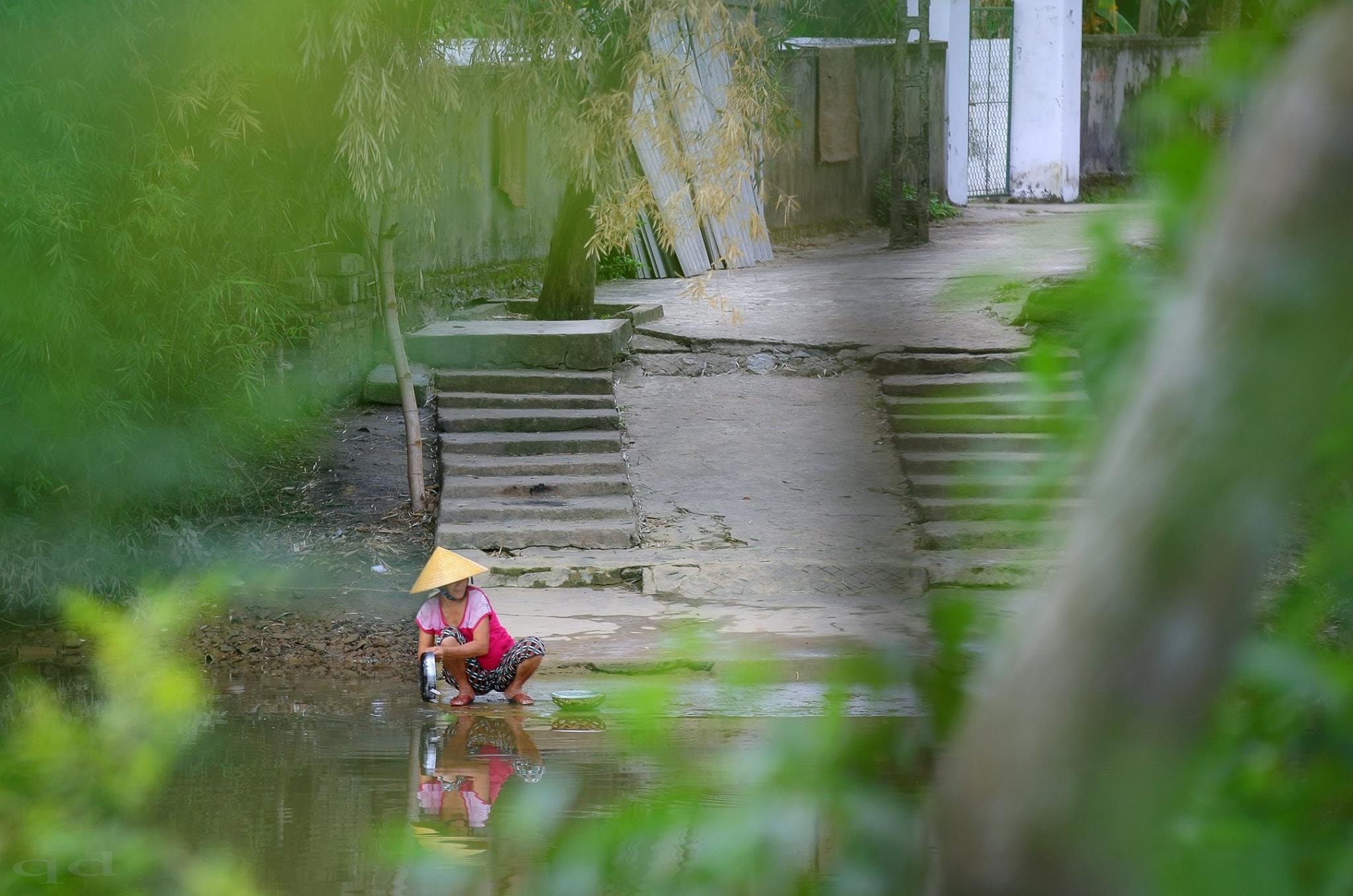 Bến sông bình yên nằm cuối những con đường nhỏ quanh co có bóng hình của mẹ. Ảnh: Quốc Đàn