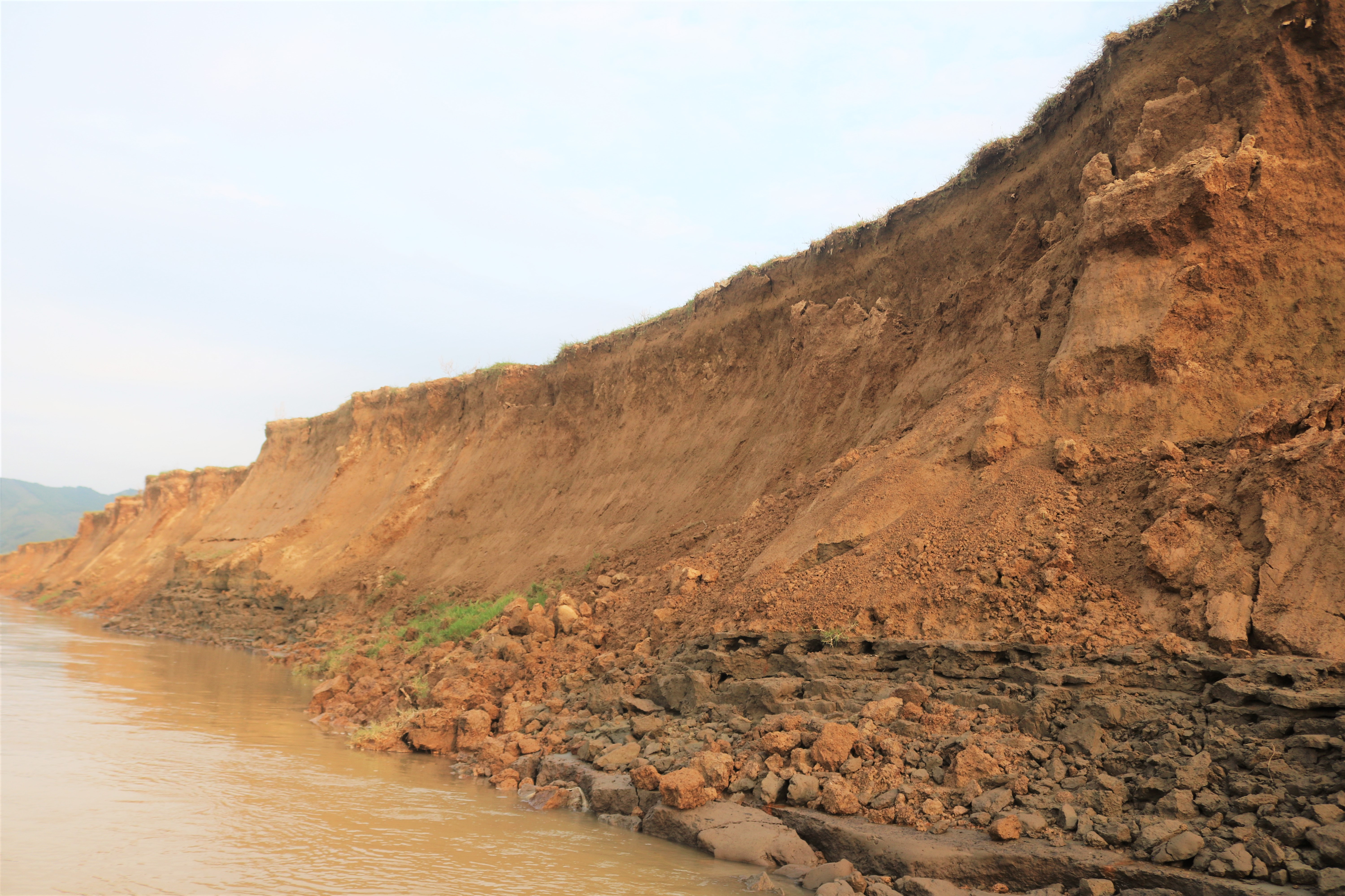Diện tích đất bãi bị sạt lở mạnh. Có những khúc sông chiều cao lên đến 7 – 8m, có nơi lên 9 - 10m nhưng cát tặc vẫn tiếp tục khai thác. Nguy cơ thiếu đất sản xuất rất lớn.