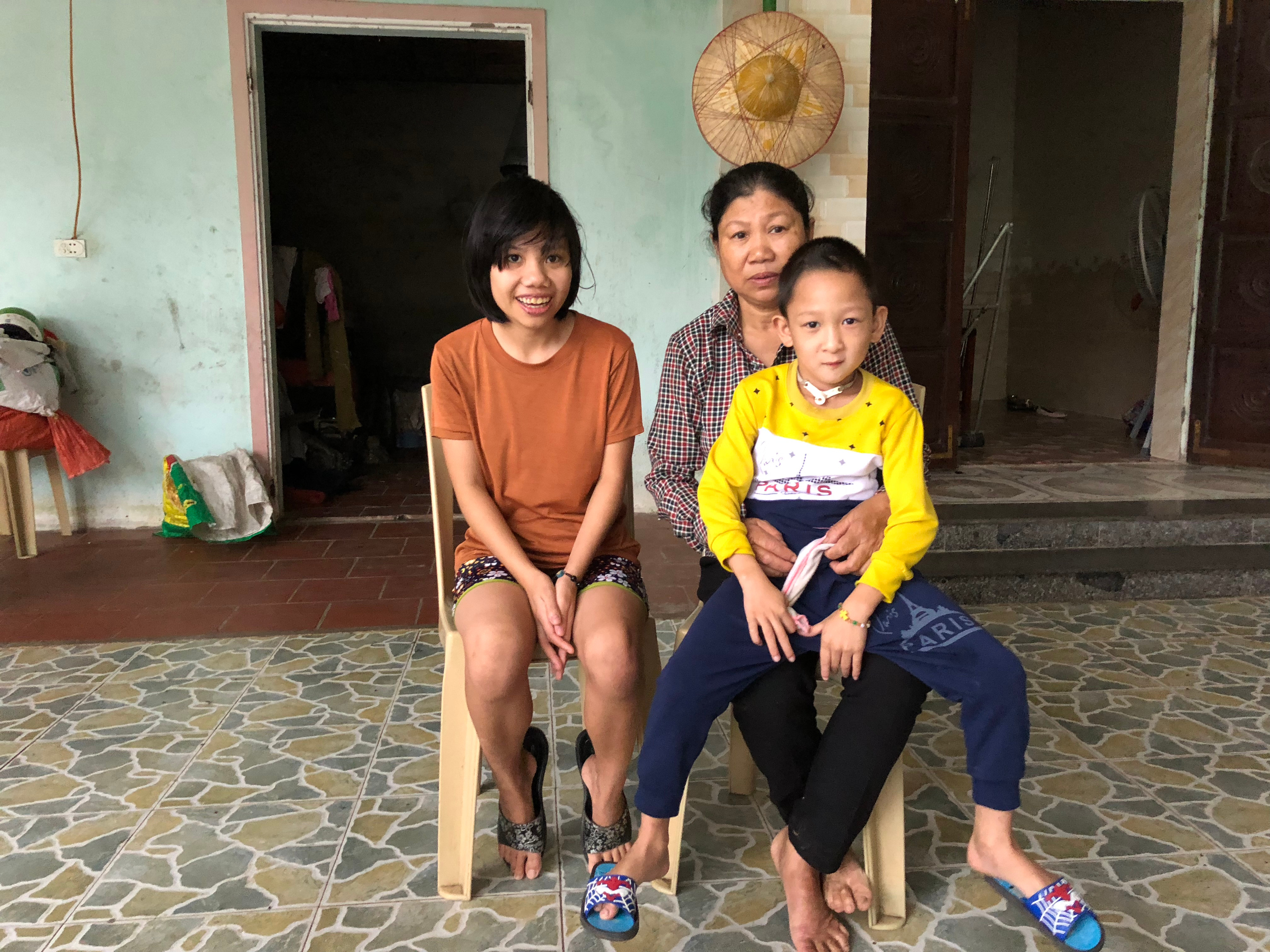 Bà Nguyễn Thị Xuân và hai đứa con tật nguyền