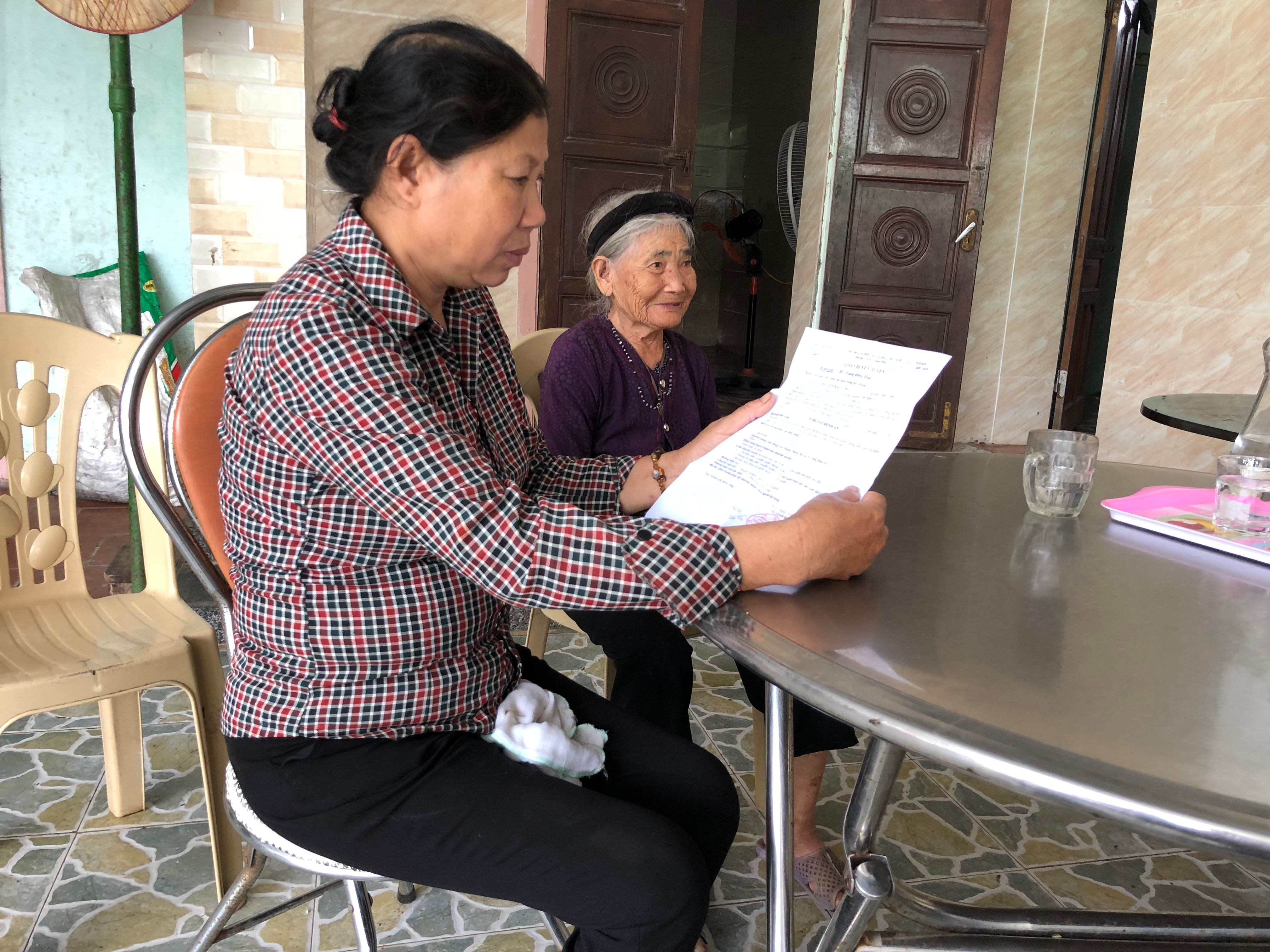 Bà Nguyễn thị Xuân thường xuyên lo lắng về các khoản chi phí thuốc men cho hai con. Ảnh: Nhân Đức