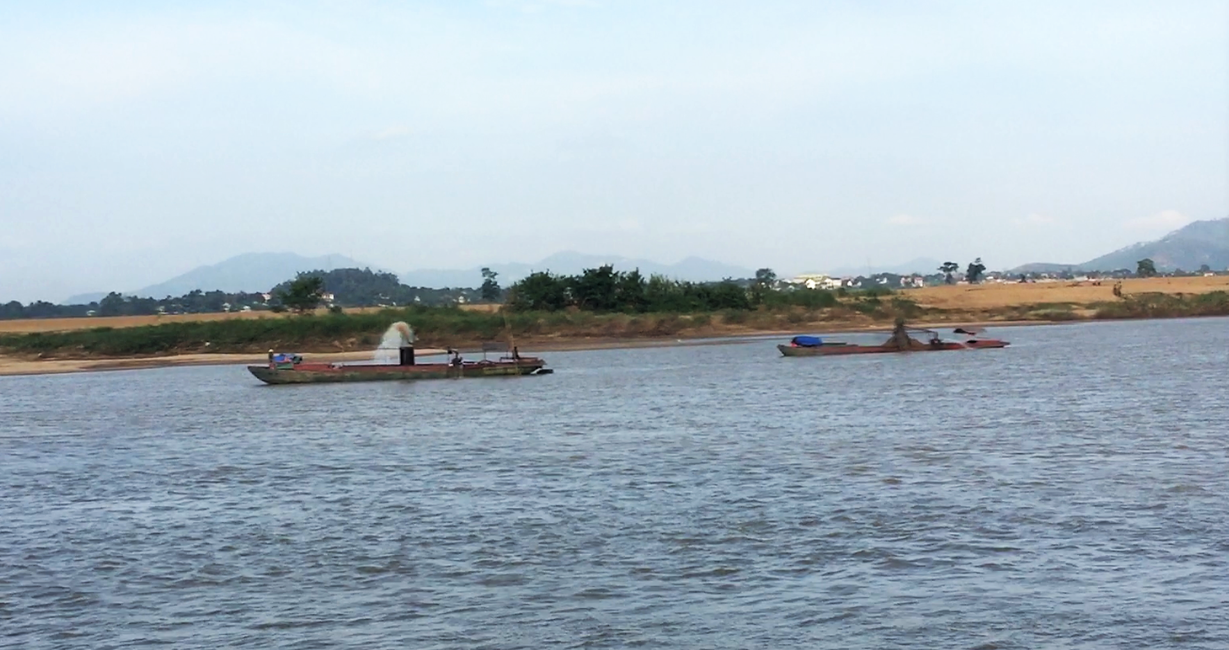 Những thuyền lớn ngang nhiên khai thác cát ban ngày trên sông Lam, ảnh được PV ghi nhận chiều ngày 16/10 tại đoạn sông chảy qua xóm Hà Long, xã Thanh Hà.
