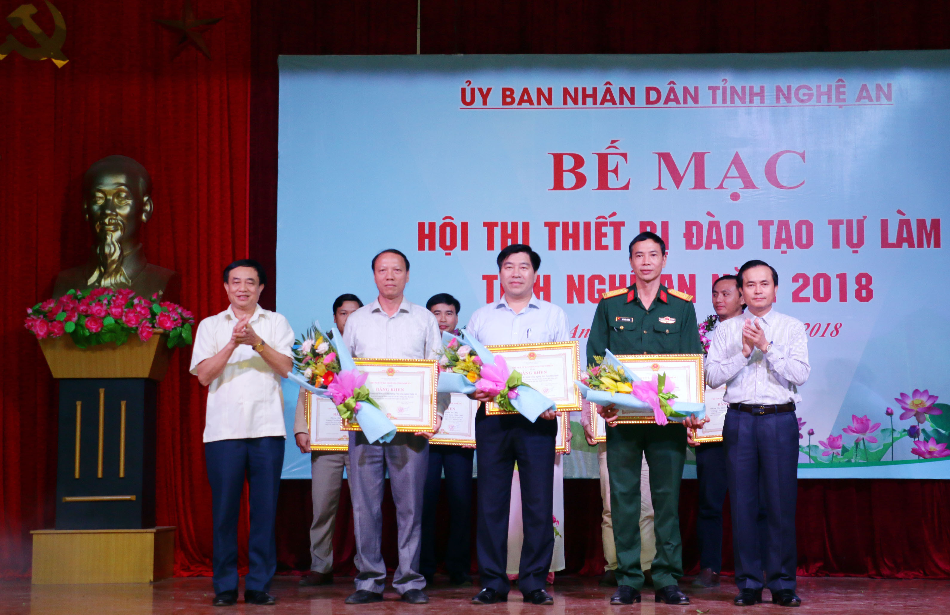 Đồng chí PCT UBND tỉnh Lê Ngọc Hoa và đồng chí Giám đốc Sở Lao động TB và XH tặng Bẳng khen cho các tập thể xuất sắc. Ảnh: Mỹ Hà