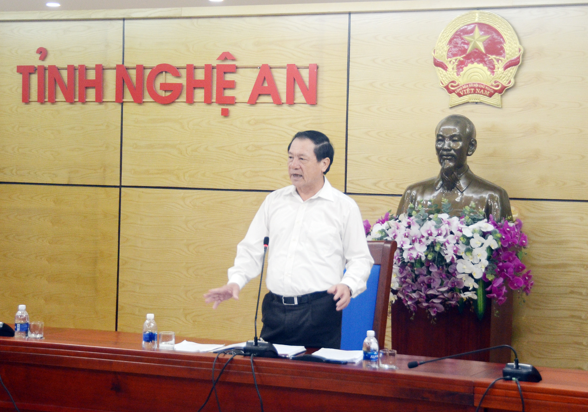 Phó Chủ tịch UBND tỉnh Lê Minh Thông đồng thuận với đề xuất của Sở Y tế và cho rằng chỉ tiêu giường bệnh hiện nay đang kìm hãm sự phát triển của các bệnh viện. Ảnh: Thành Chung
