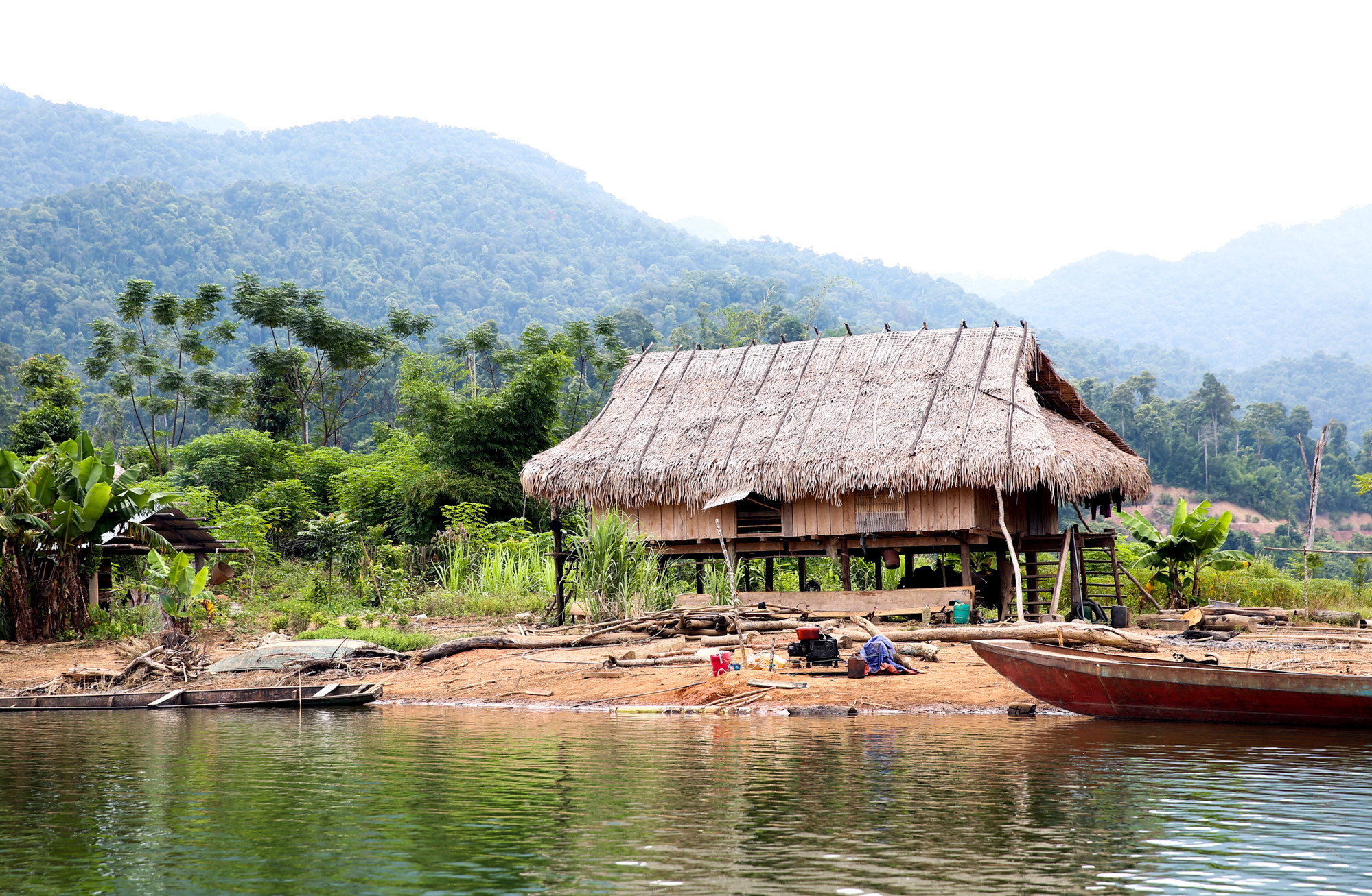 Năm 2013, trước cuộc sống khó khăn ở khu tái định cư, nhiều thanh niên trong làng đã bỏ xứ đi đến các vùng miền khác để làm ăn, riêng Lang Văn Mão trở về các ốc đảo heo hút trên hồ thủy điện Hủa Na để tìm kế sinh nhai.