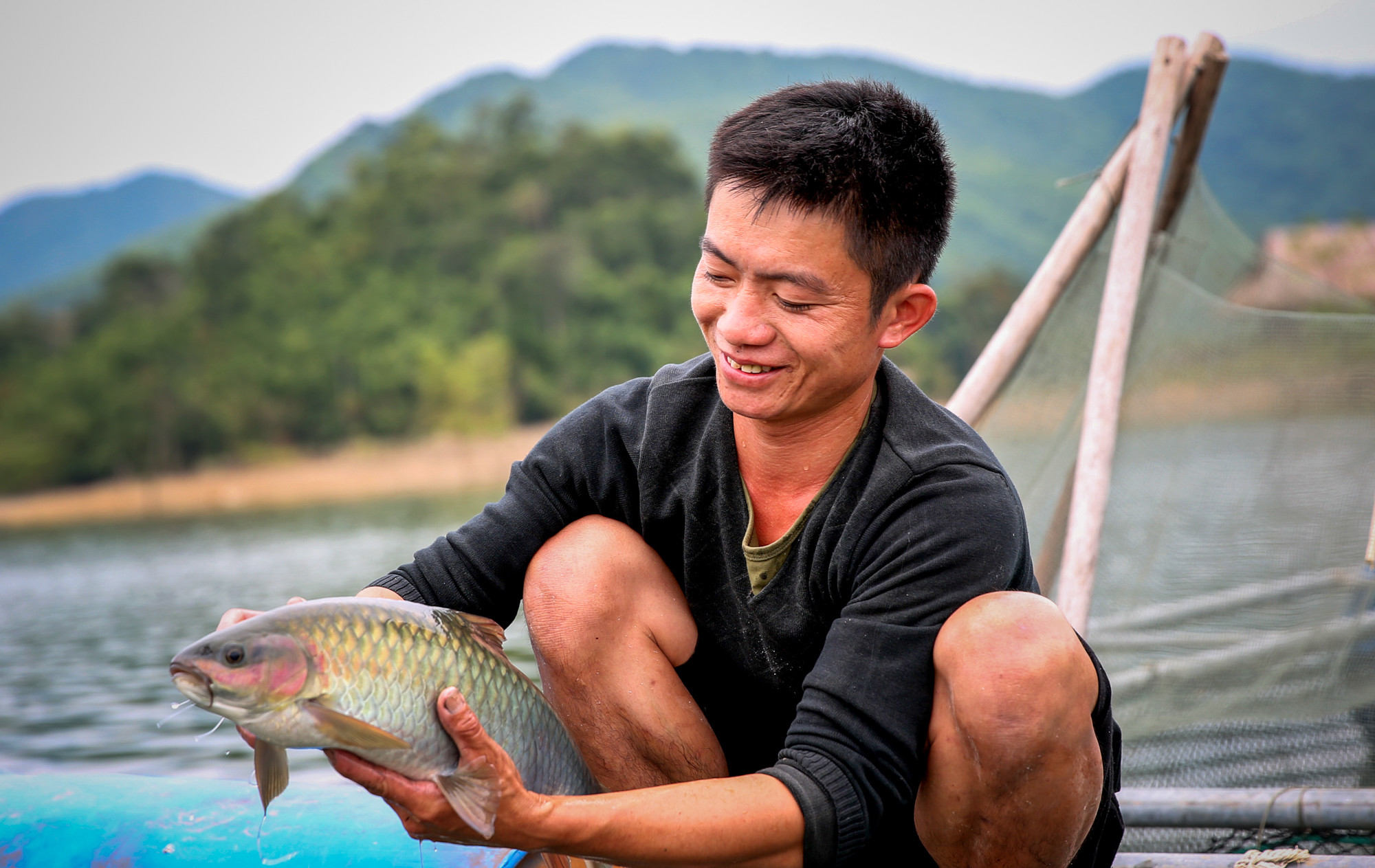 Trong những năm qua, nhiều người đã đến tìm hiểu nghị lực và phương pháp làm kinh tế của người thanh niên đồng bào Thái huyện miền núi Quế Phong này.  