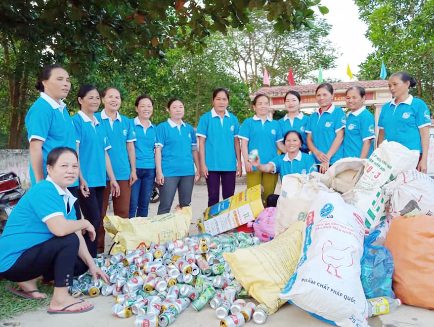 1.Chị em phụ nữ xã Long Sơn (Anh Sơn) tập kết phế liệu thu gom được