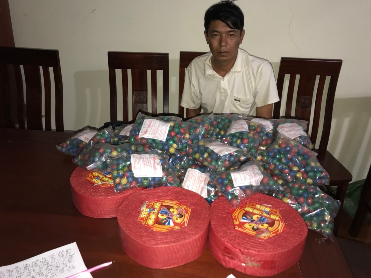 Đối tượng và tang vật. Ảnh: Hải Thượng