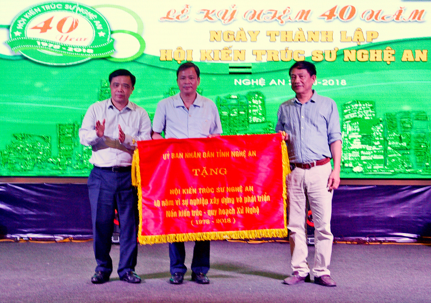 Đồng chí Huỳnh Thanh Điền trao tặng Hội KTS Nghệ An bức trướng. Ảnh: Lâm Tùng