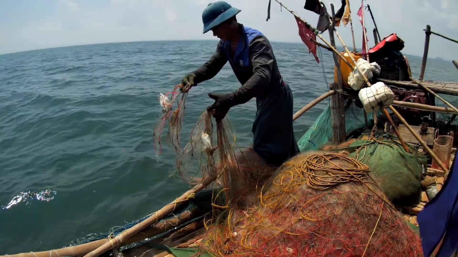 Ngư dân Quỳnh Long (Quỳnh Lưu) ra biển săn bắt cá đục. Ảnh: Việt Hùng