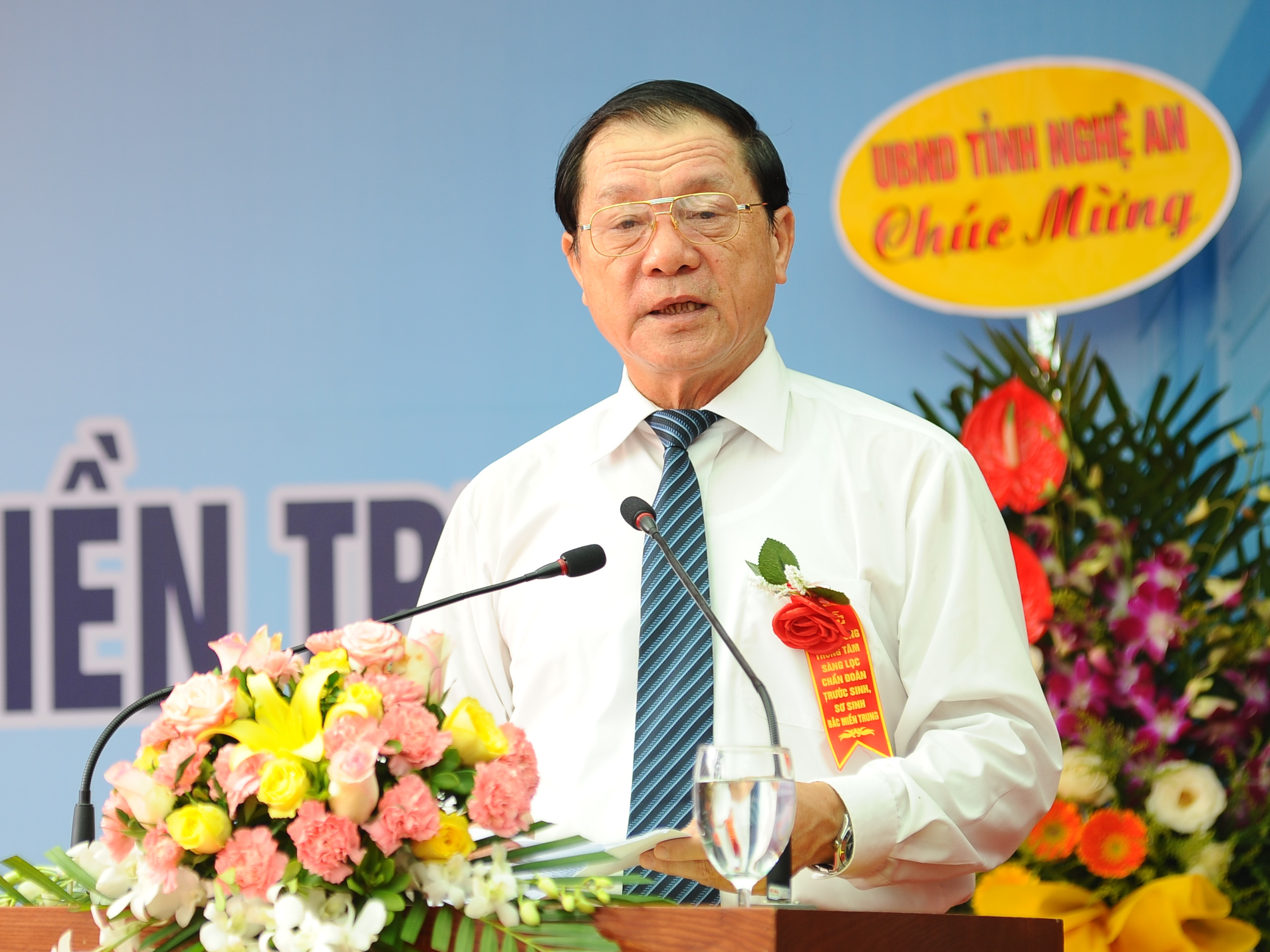 Phó Chủ tịch UBND tỉnh Lê Minh Thông yêu cầu cán bộ y bác sĩ của Trung tâm không ngừng rèn luyện nâng cao chuyên môn, phẩm chất đạo đức để hoàn thành tốt nhiệm vụ. Ảnh: Thành Cường