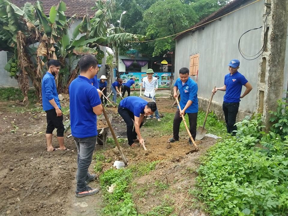  Đoàn viên thanh niên xã tham gia làm vệ sinh môi trường. Ảnh Nguyễn Hường