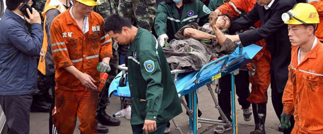 Một nạn nhân vụ sập mỏ than Long Vân được đưa đi cấp cứu /// Ảnh chụp màn hình ABC