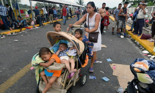 Phụ nữ và trẻ em trong đoàn di cư Honduras tại biên giới Mexico - Guatemala. Ảnh: AFP.