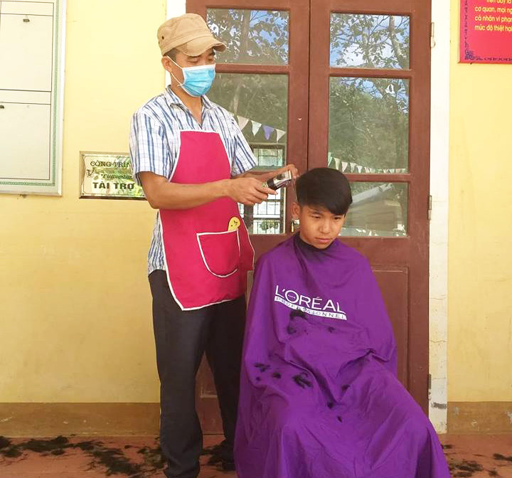 Các em học sinh trường PTDTBT THCS Yên Tĩnh còn được cắt tóc miễn phí. Ảnh : Huy Thư