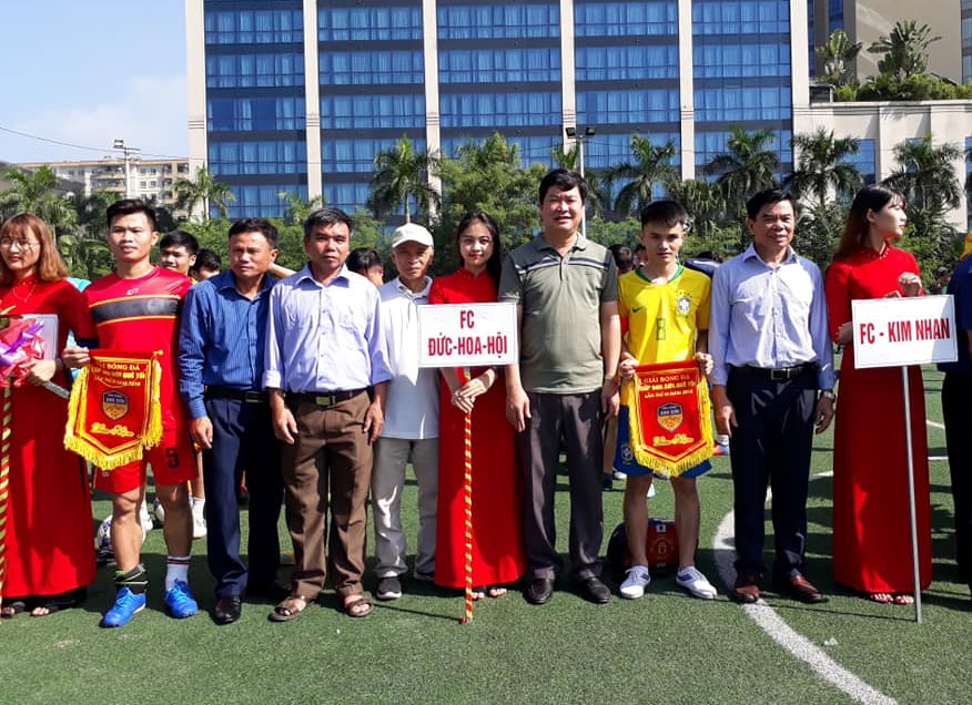 Lãnh đạo huyện Anh Sơn trao cờ lưu niệm cho các đội bóng tham dự. Ảnh: Trọng Toàn