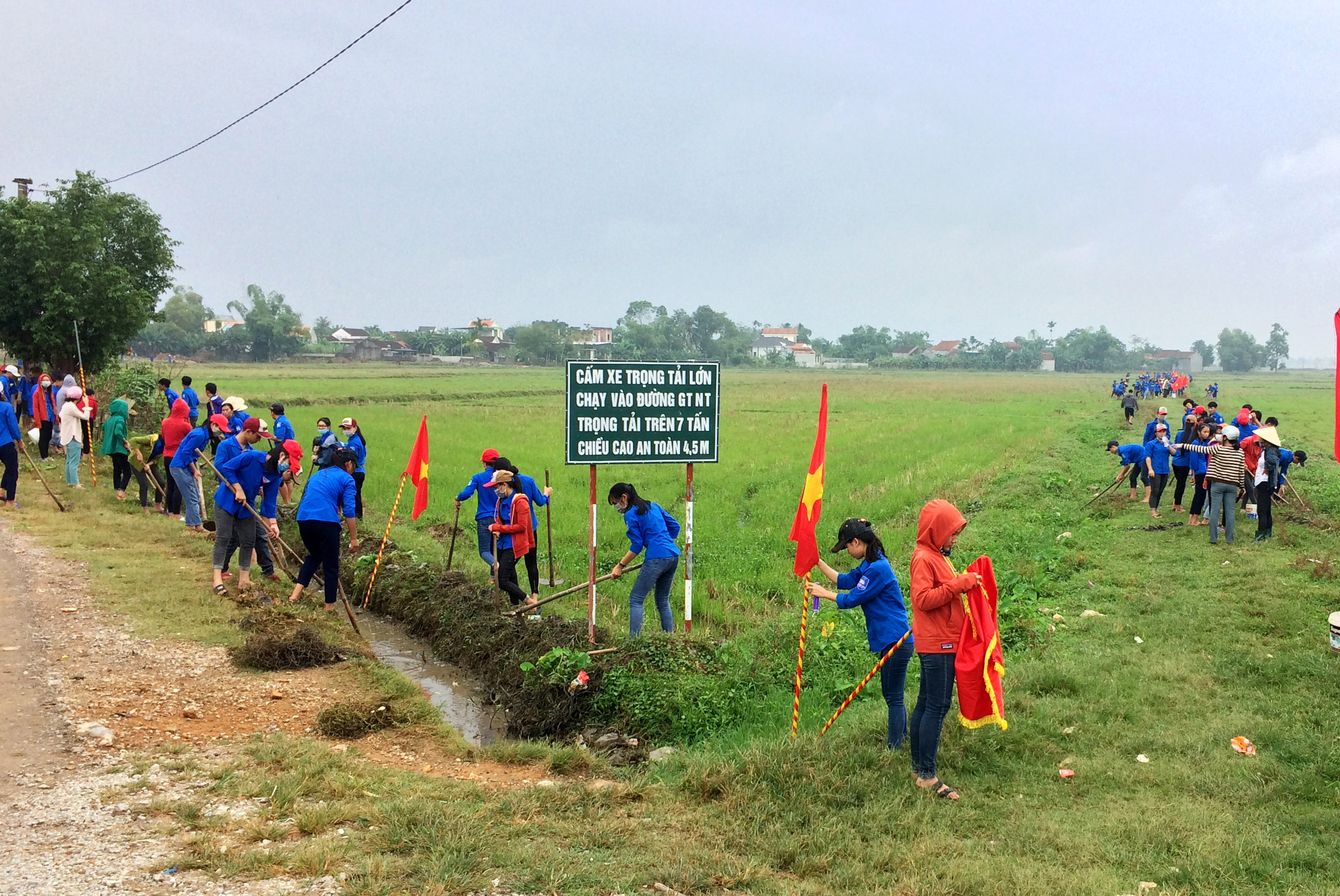 bna_Hơn 500 học sinh Yên Thành ra quân làm thủy lợi 1