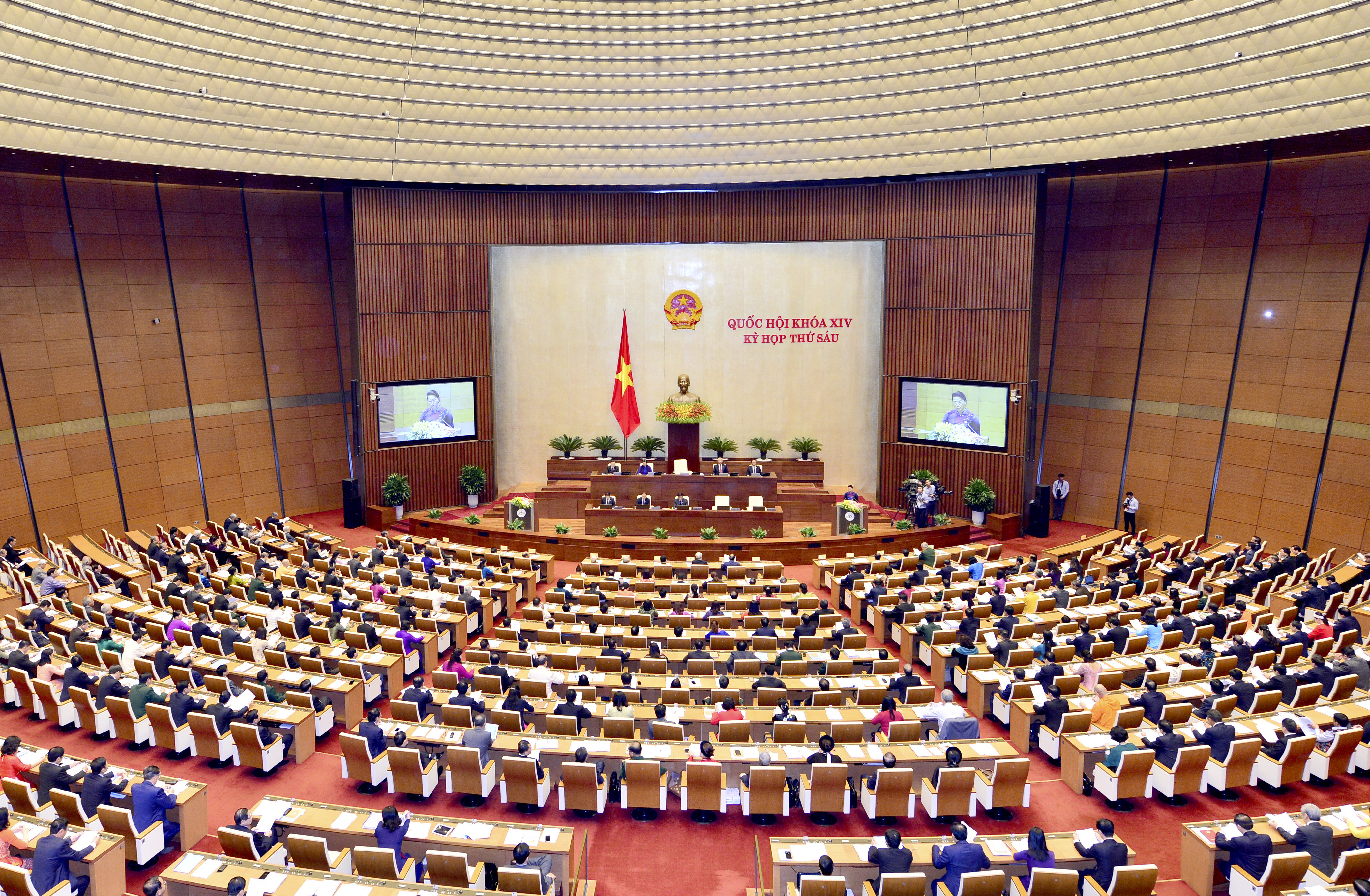 Kỳ họp thứ 6 Quốc hội khóa XIV khai mạc trọng thể tại Hội trường Diên Hồng, Nhà Quốc hội. Ảnh: Thanh Loan
