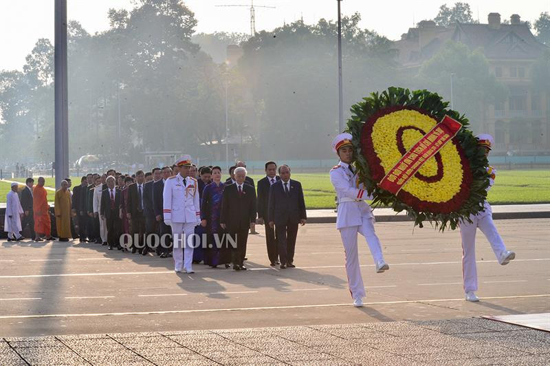 Lãnh đạo Đảng, Nhà nước và các Đại biểu Quốc vào đặt vòng hoa viếng Chủ tịch Hồ Chí Minh.
