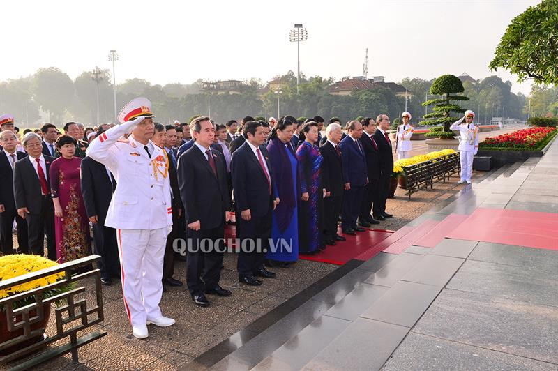 Lãnh đạo Đảng, Nhà nước và các Đại biểu Quốc hội vào lăng viếng Chủ tịch Hồ Chí Minh.