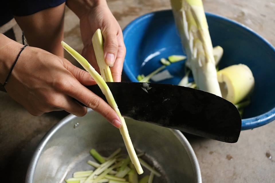 Măng thái miếng càng nhỏ nồi canh sẽ càng ngọt nước và chín sớm hơn. Ảnh: Lữ Phú