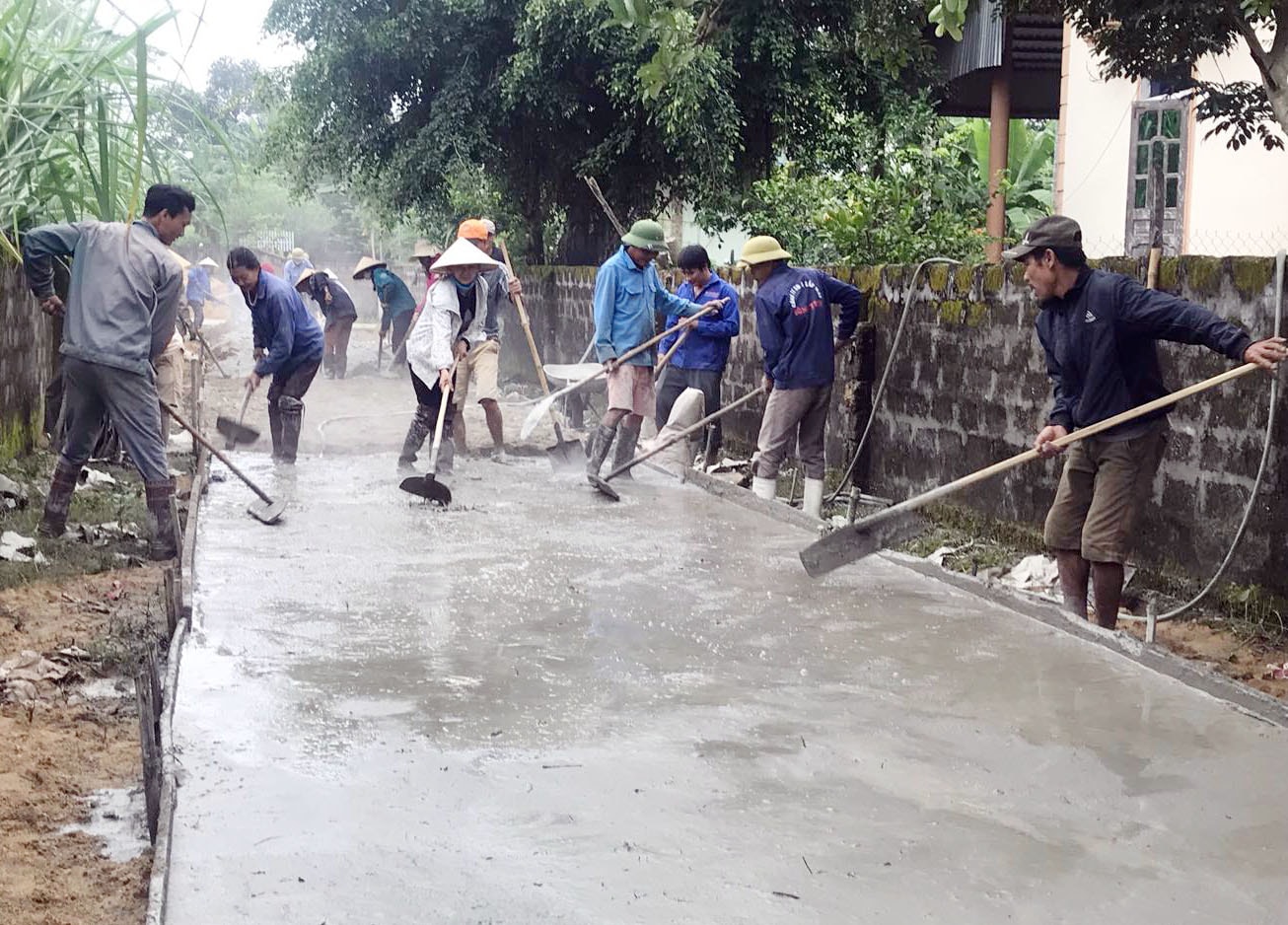 Sau nỗ lực đóng góp tiền và công sức, người dân 