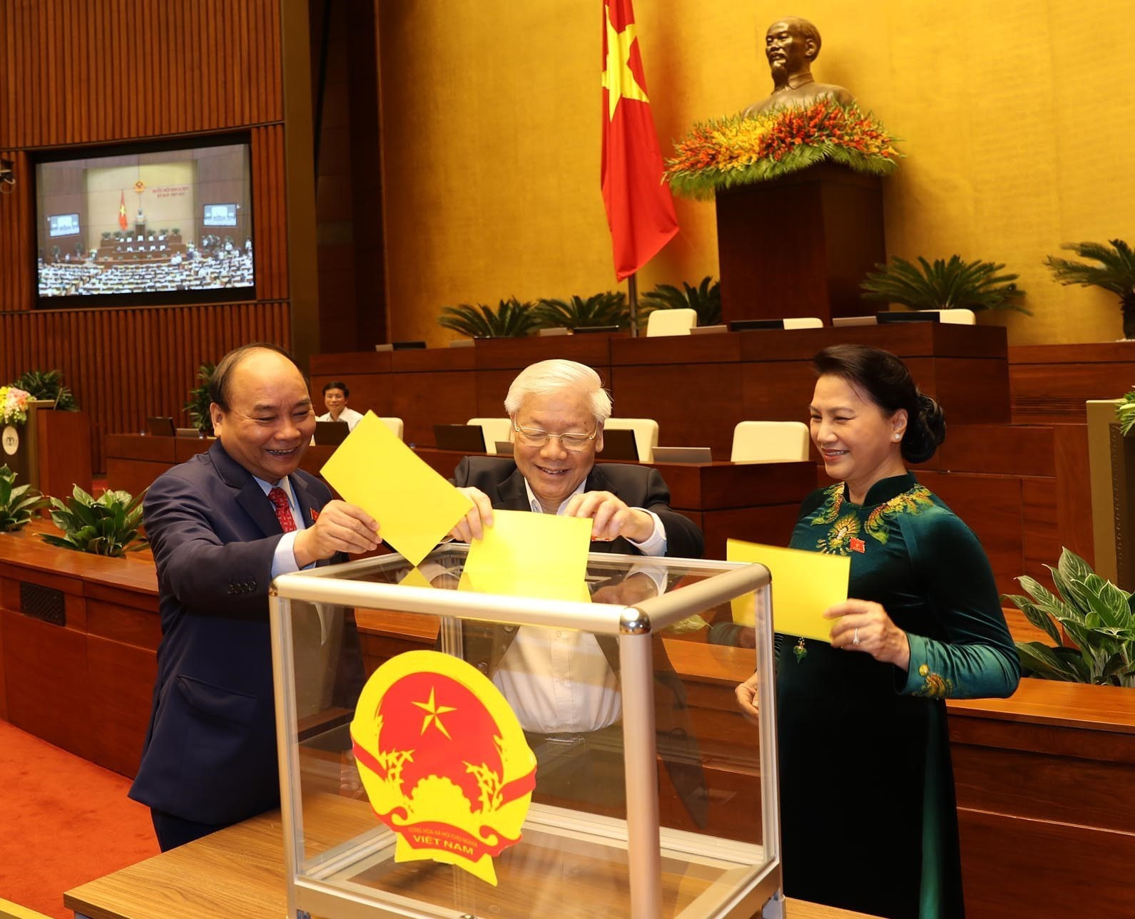 Đại biểu bỏ phiếu kín bầu Chủ tịch nước sáng 23/10.
