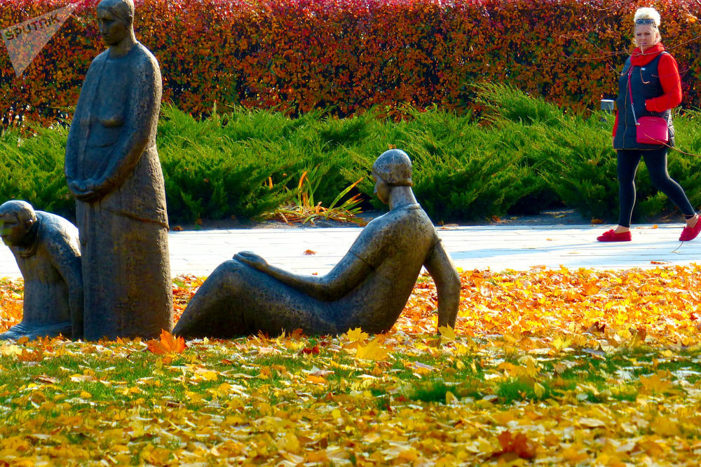 Những bức tượng nổi bật giữa thảm lá vàng trong công viên Nghệ thuật Museon.