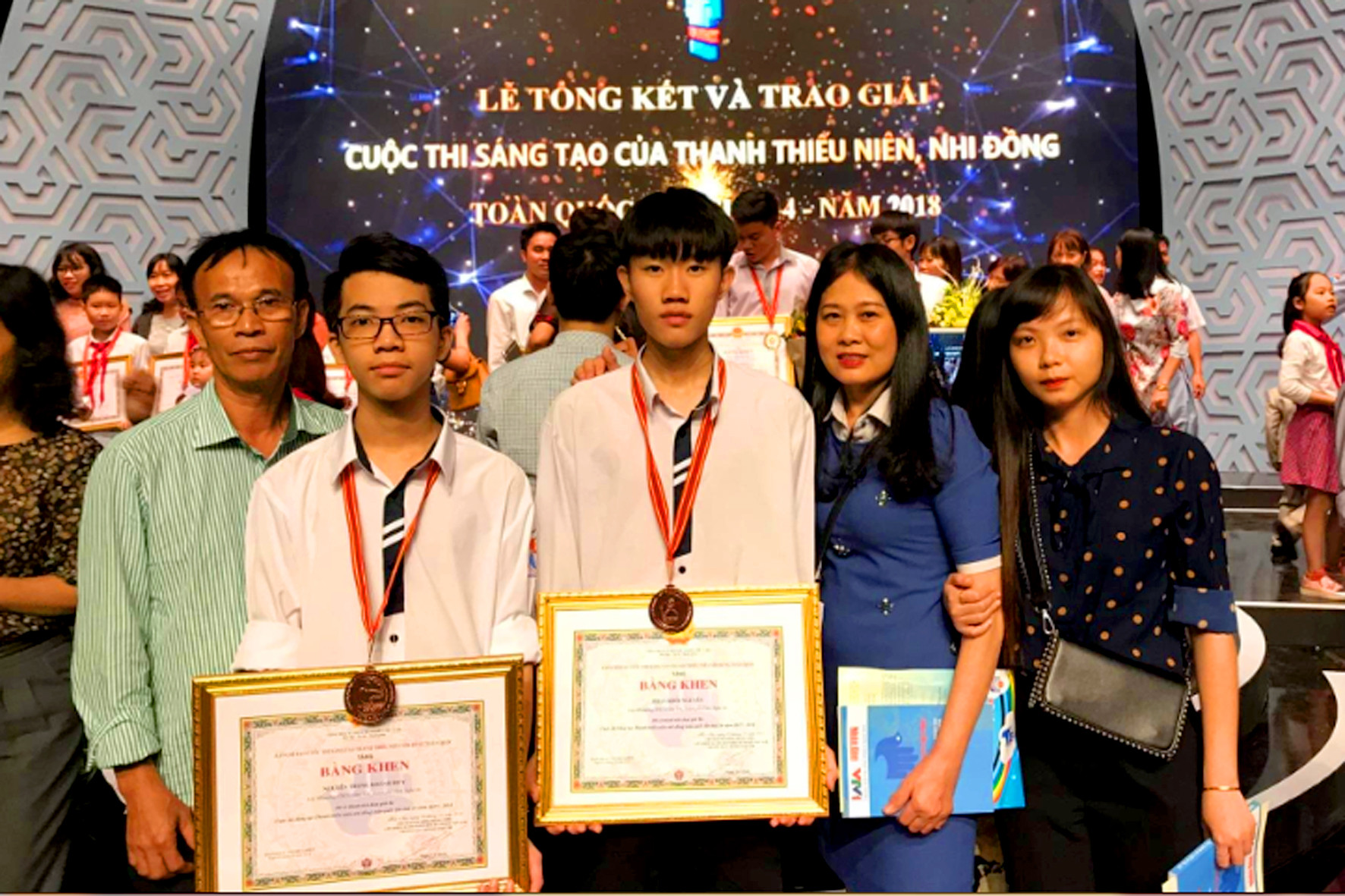 Nhóm tác giả Nguyễn Trọng Khánh Huy và Phan Khôi Nguyên tại lễ trao giải tối 23/10. Ảnh: Thái Sơn