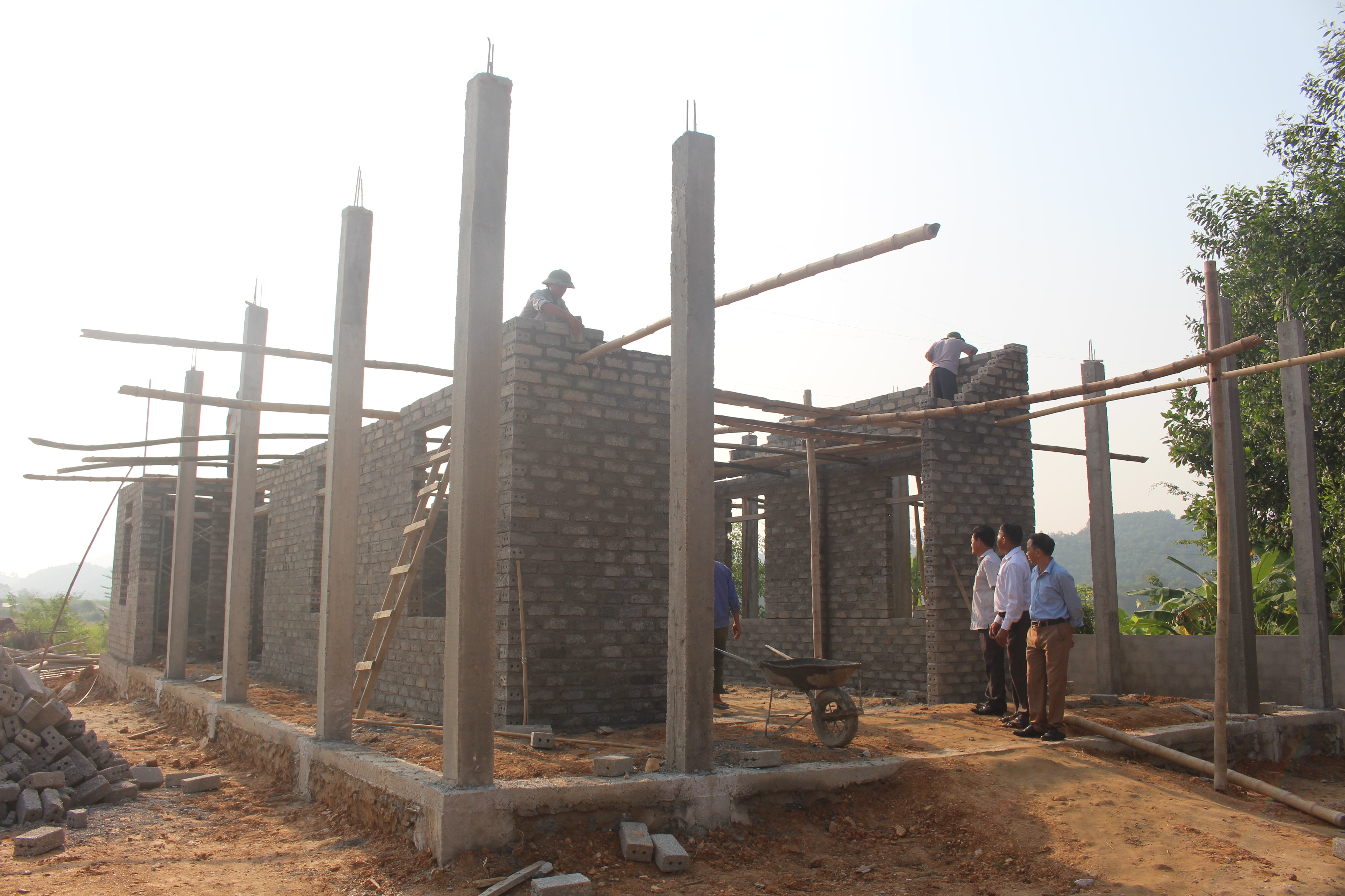 Trong thời gian qua, bà con lương - giáo đã tích cực hưởng ứng phong trào xây dựng nông thôn mới, hiện nay, toàn thôn đã đóng góp mỗi khẩu 200 nghìn đồng, tổng thu được gần 130 triệu đồng để làm nhà văn hóa thôn. Ảnh: Thái Hiền