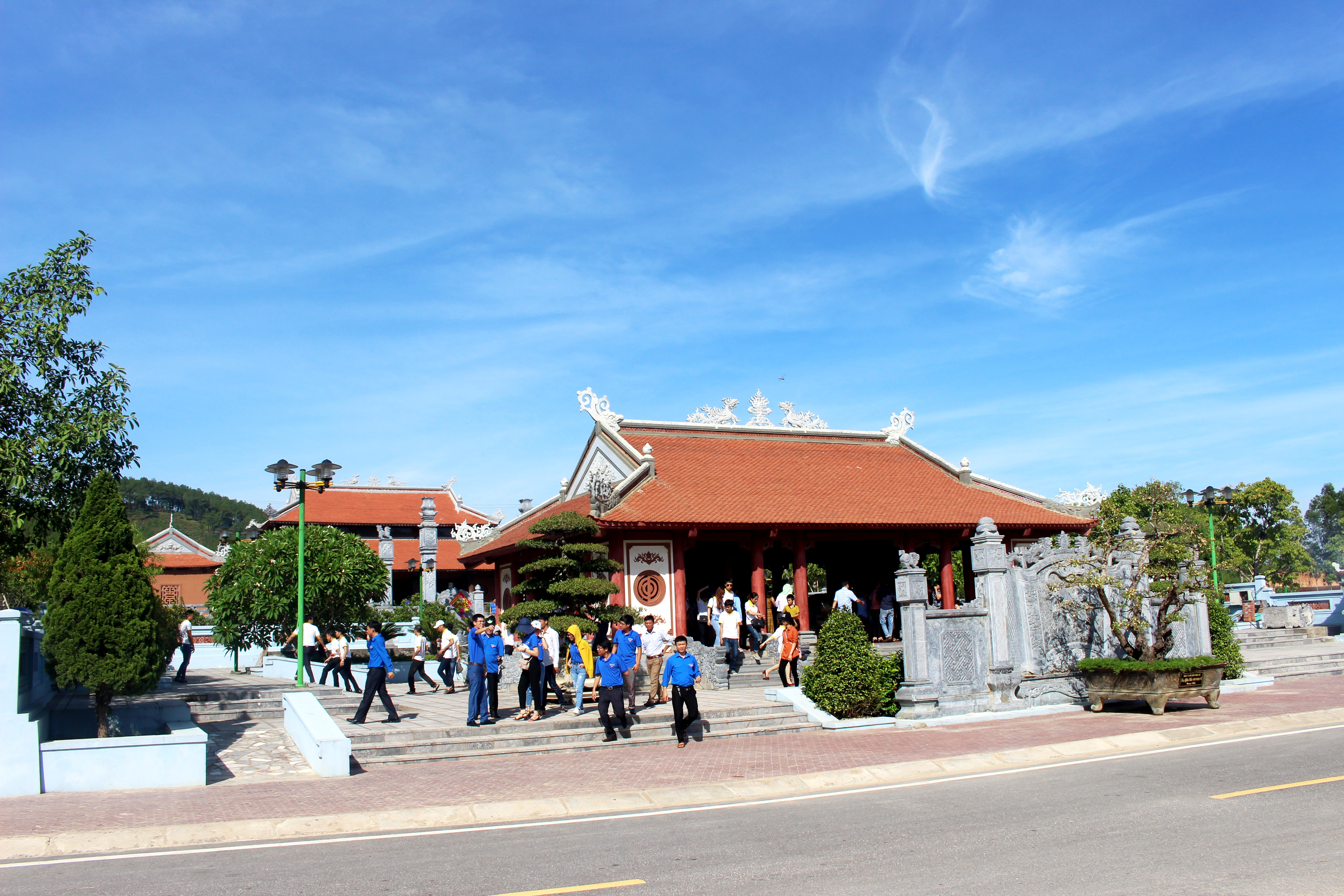 Mỗi ngày, có hàng trăm lượt khách về dâng hương, dâng hoa tại Khu Di tích lịch sử Truông Bồn.