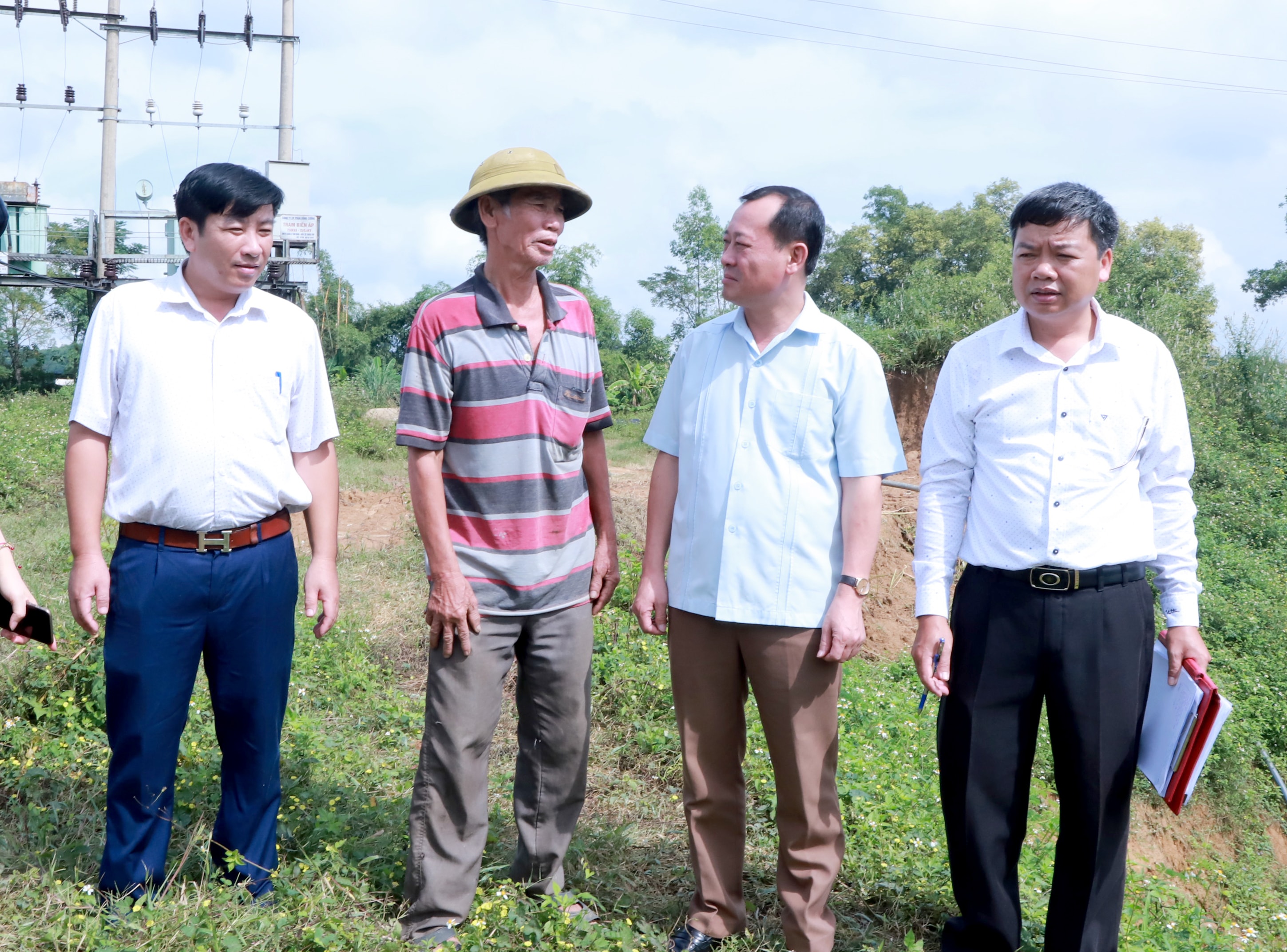 Đồng chí Phan Đức Đồng - Ủy viên Ban Thường vụ, Trưởng ban Nội chính Tỉnh ủy, Trưởng ban Pháp chế HĐND tỉnh trao đổi với ông Phan Văn Trạch, chủ cơ sở chế biến tinh bột sắn. Ảnh: Thành Duy