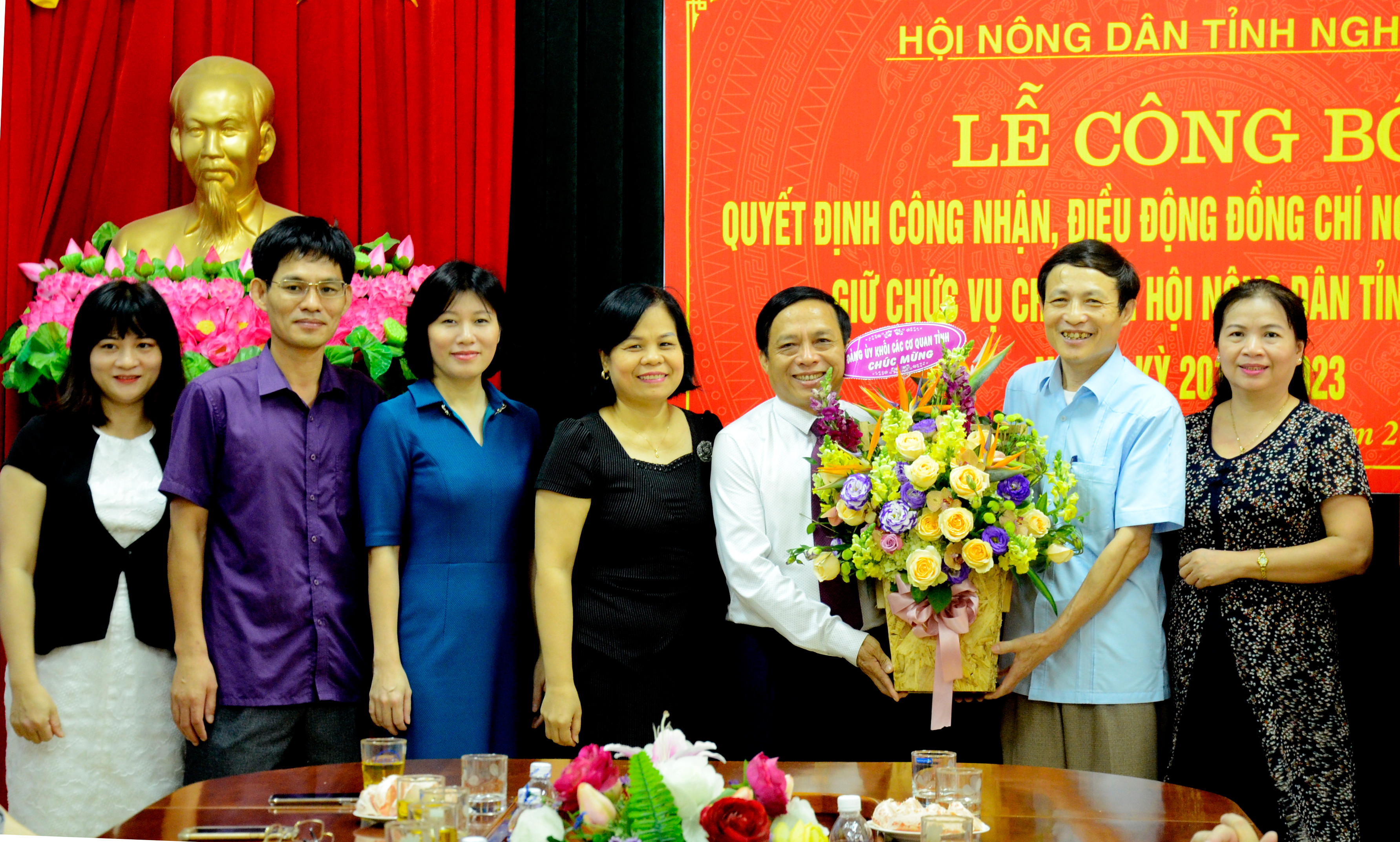 Đảng ủy Khối các cơ quan tỉnh tặng hoa chúc mừng đồng chí Nguyễn Quang Tùng. Ảnh Thanh Lê