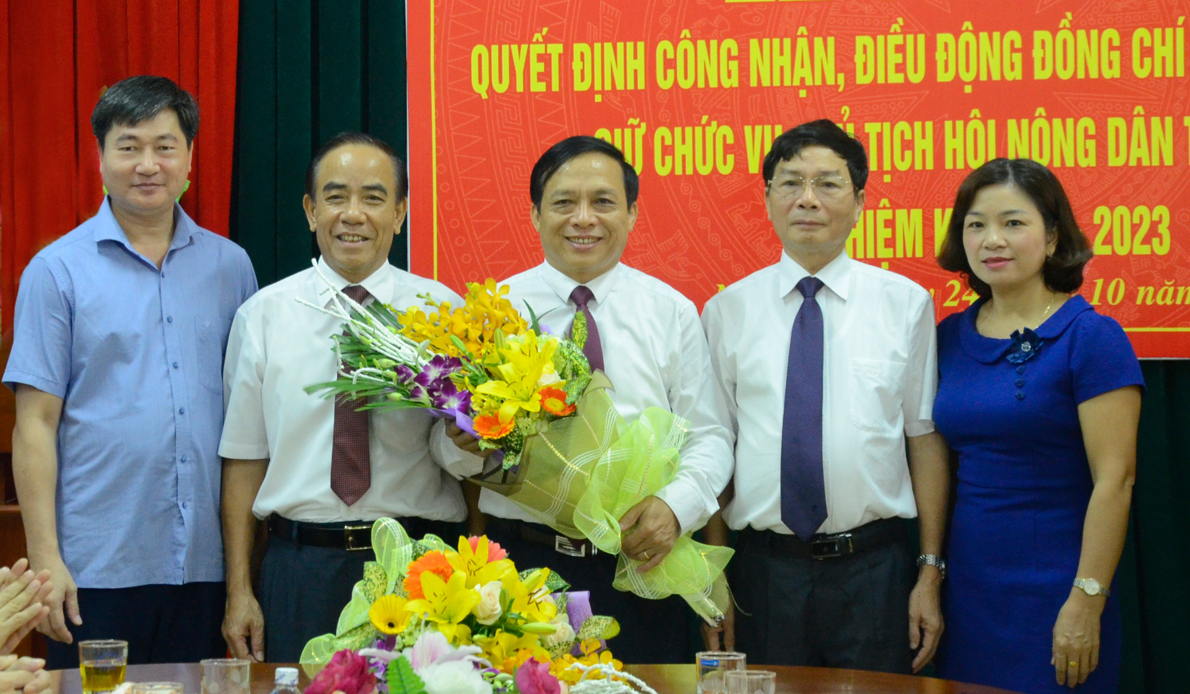 Đại diện lãnh đạo Hội Nông dân tỉnh tặng hoa chúc mừng đồng chí Nguyễn Quang Tùng. Ảnh Thanh Lê