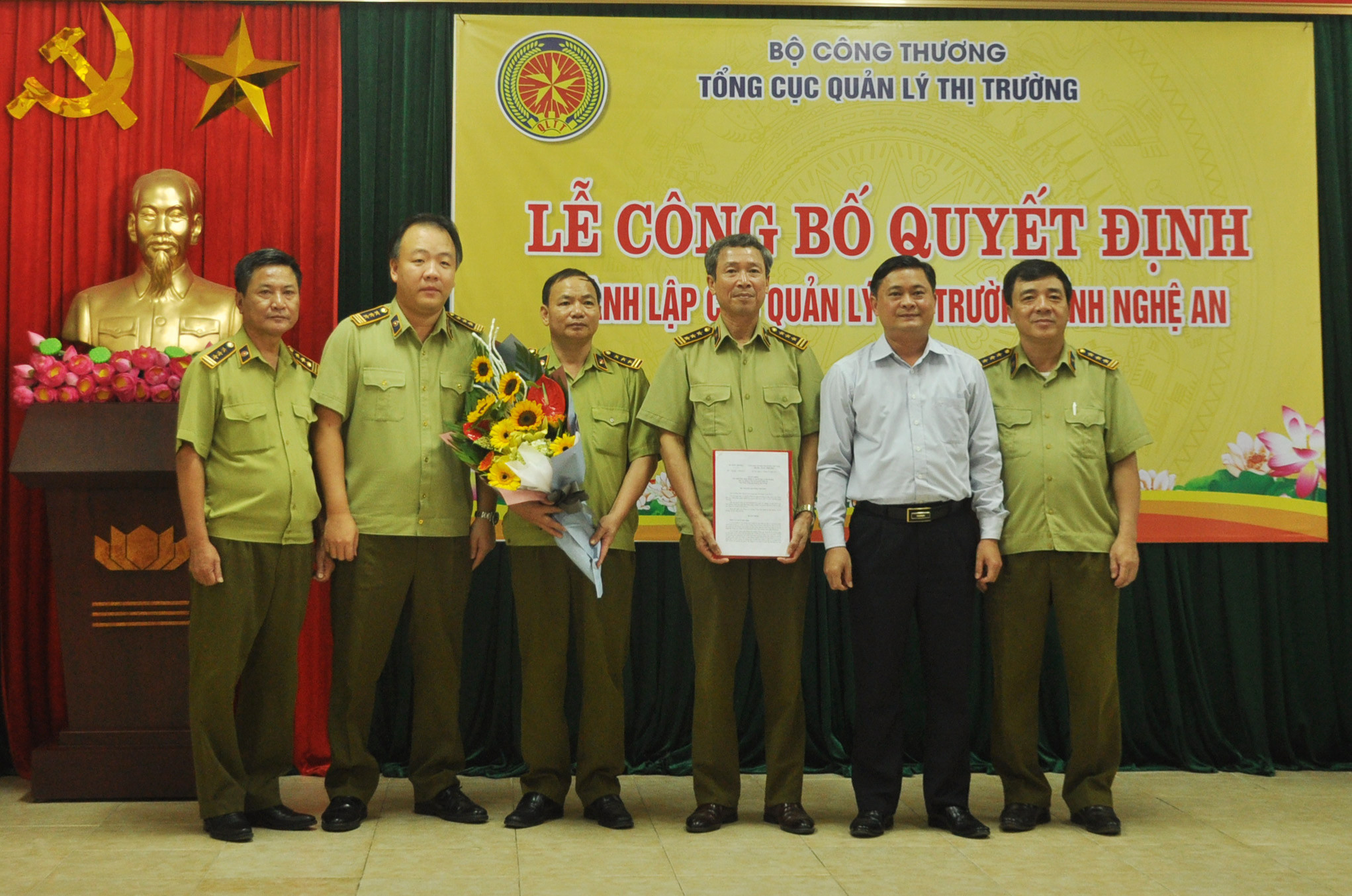 Lãnh đạo tổng Cục QLTT, Chủ tịch UBND tỉnh Nghệ An trao quyết định thành lập Cục QLTT Nghệ An. Ảnh: Thu Huyền