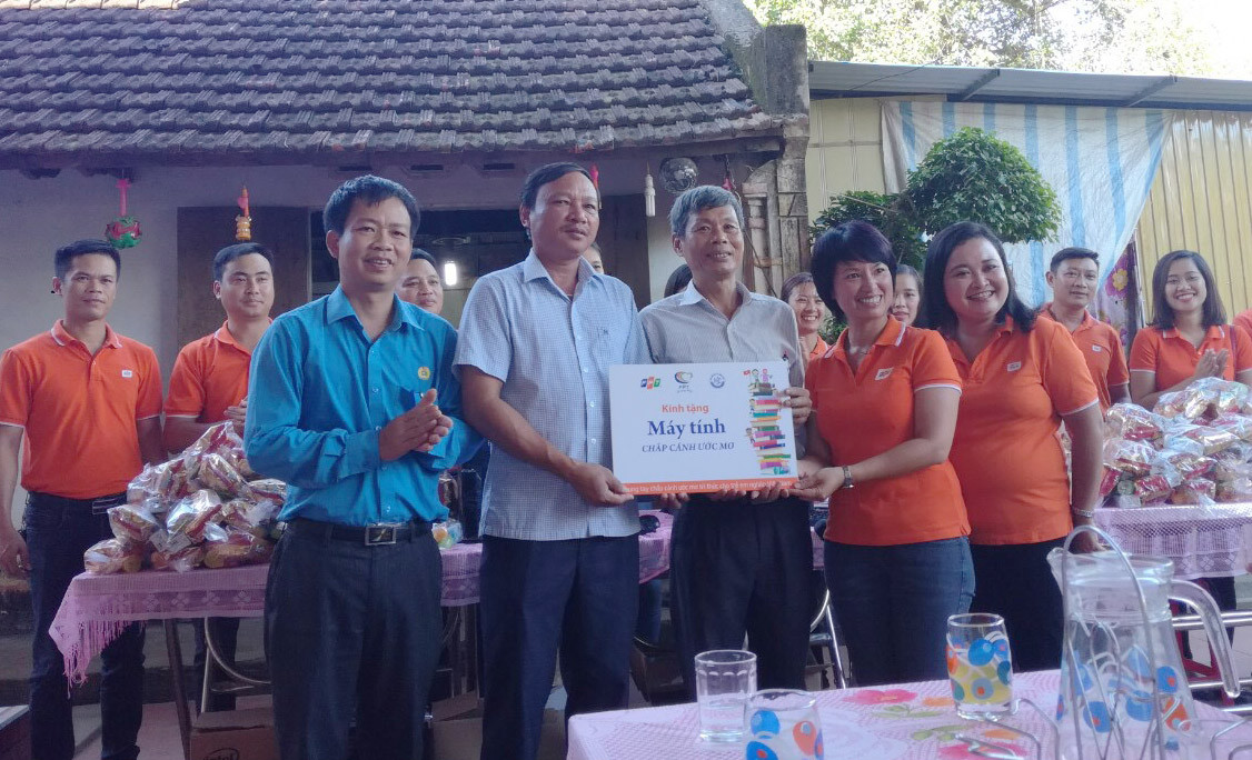 Bộ khoa học và công nghệ Việt Nam cùng công ty cổ phần FPT trao máy tính và 160 suất quà cho lớp học tình thương của anh Nguyễn Viết Học