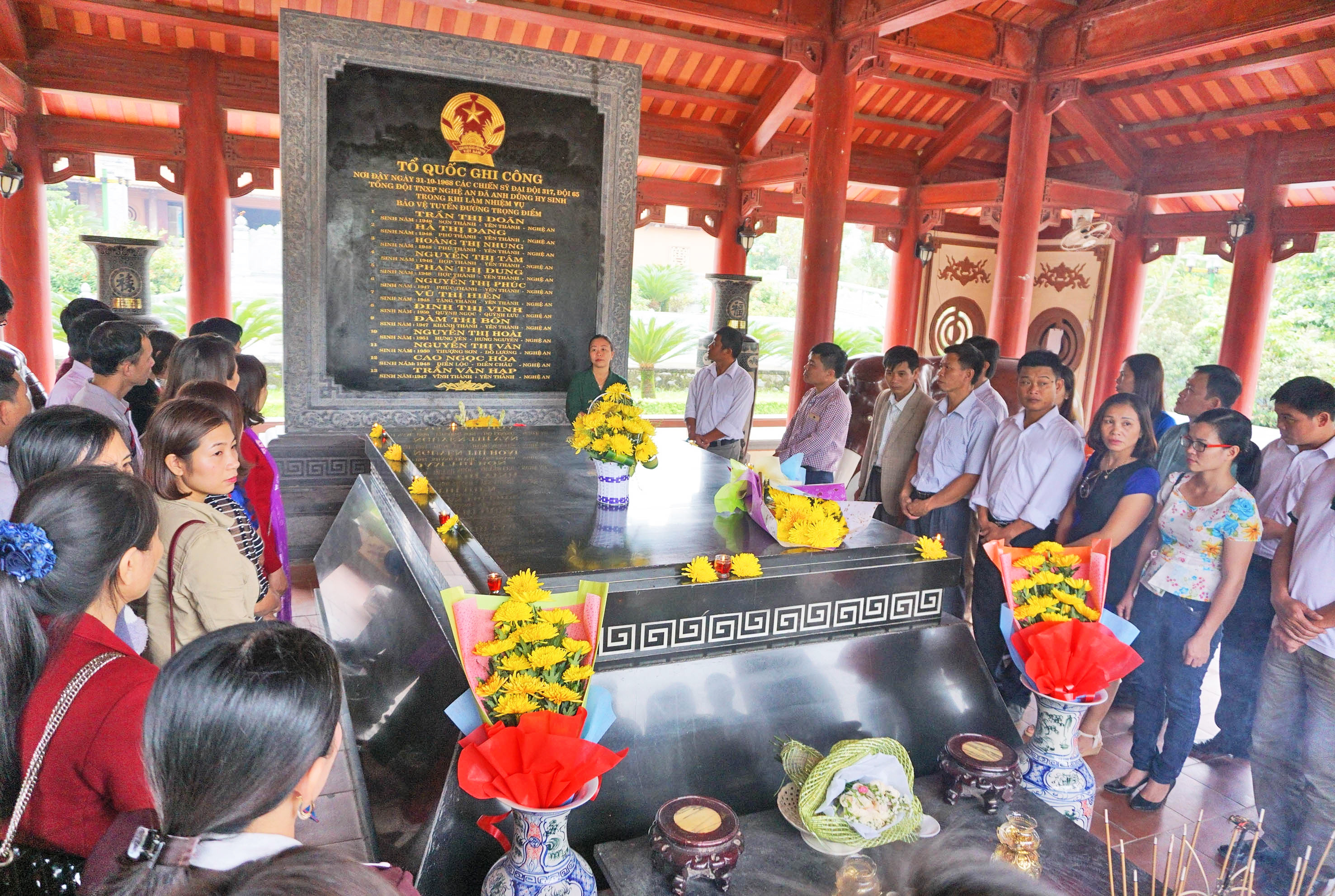 Du khách về thăm KDT lịch sử Truông Bồn.
