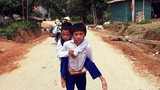 Cậu bé người Thái 5 năm cõng bạn đến trường