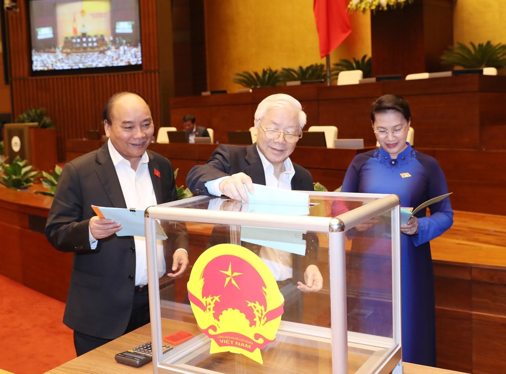 Tổng Bí thư - Chủ tịch nước Nguyễn Phú Trọng bỏ phiếu
