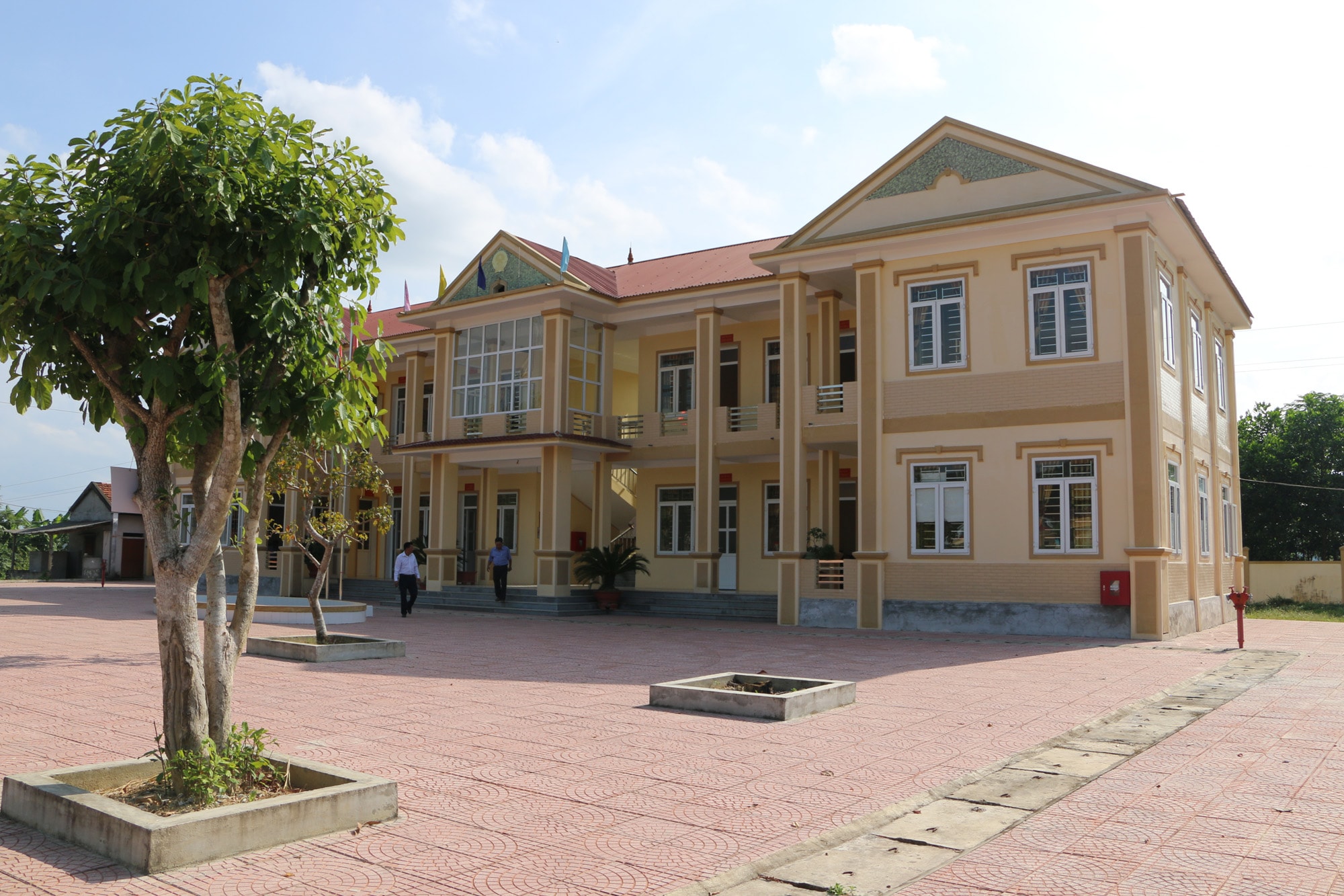 Cùng với xây dựng lại thiết chế văn hóa thôn, bản, Anh Sơn cũng đầu tư trên 11 tỷ đồng để cải tạo, nâng cấp và làm mới 11 thiết chế văn hóa trung tâm 11 xã. Trong ảnh: Trung tâm Hành chính xã Đức Sơn là một trong những thiết chế văn hóa xã đạt chuẩn. Ảnh: Nguyễn Hải