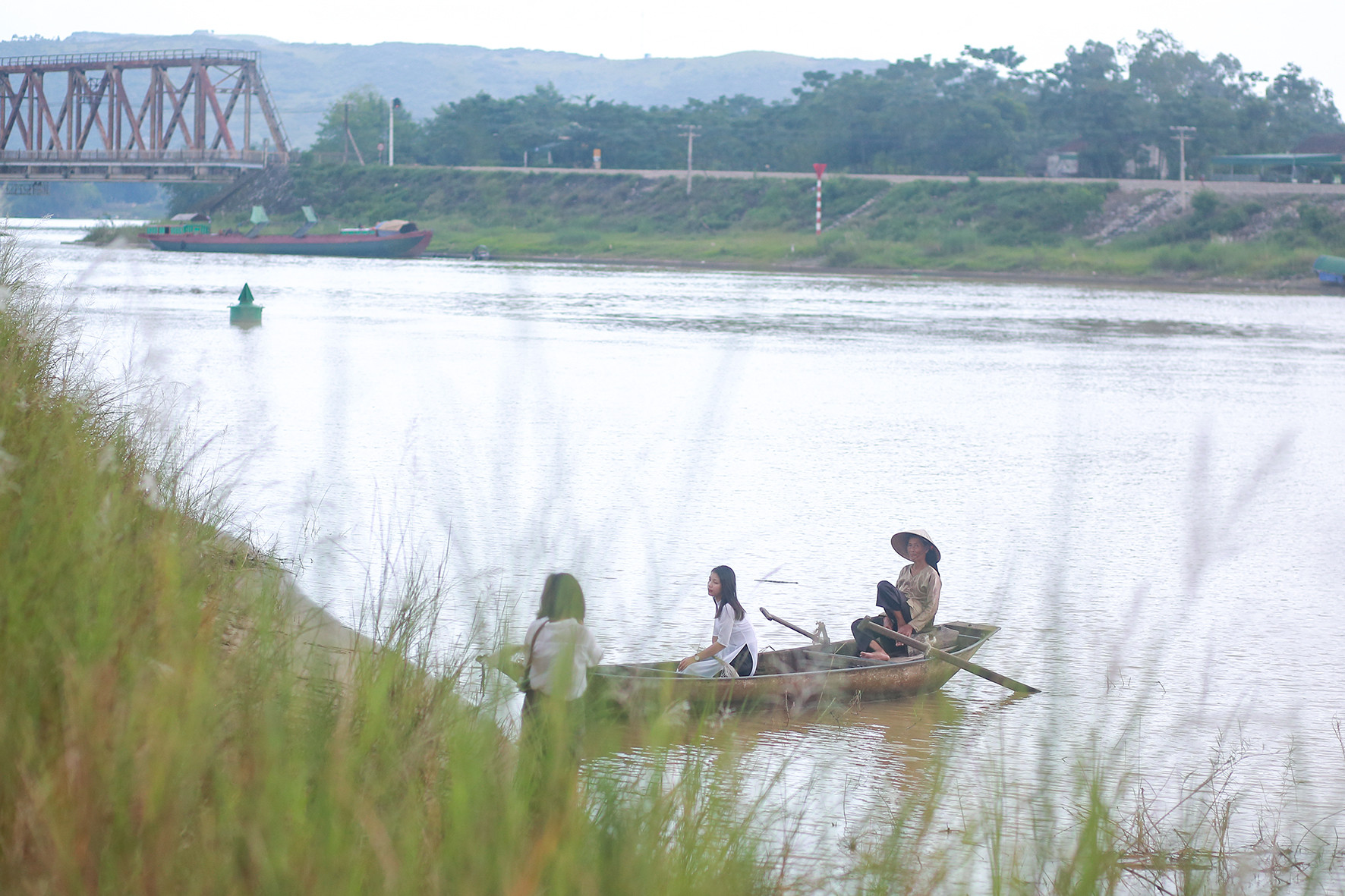 Để vào được bãi cỏ lau, du khách phải đi thuyền qua sông Lam. - Ảnh: Sách Nguyễn