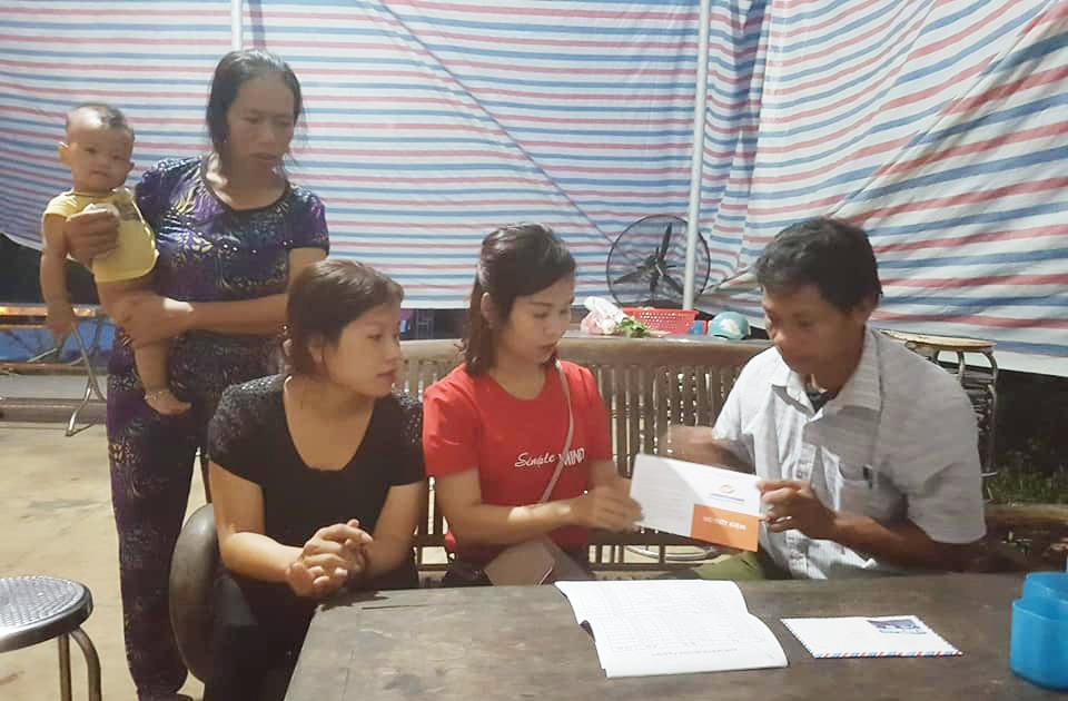 Trao sổ tiết kiệm cho thân nhân
