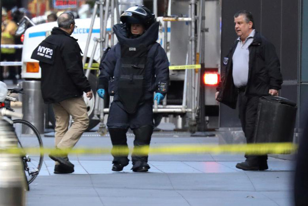 Một thành viên của đội gỡ bom cảnh sát New York bên ngoài Trung tâm Time Warner ở Manhattan sau khi một gói bưu kiện tình nghi chứa bom được tìm thấy bên trong Trụ sở CNN ở New York.